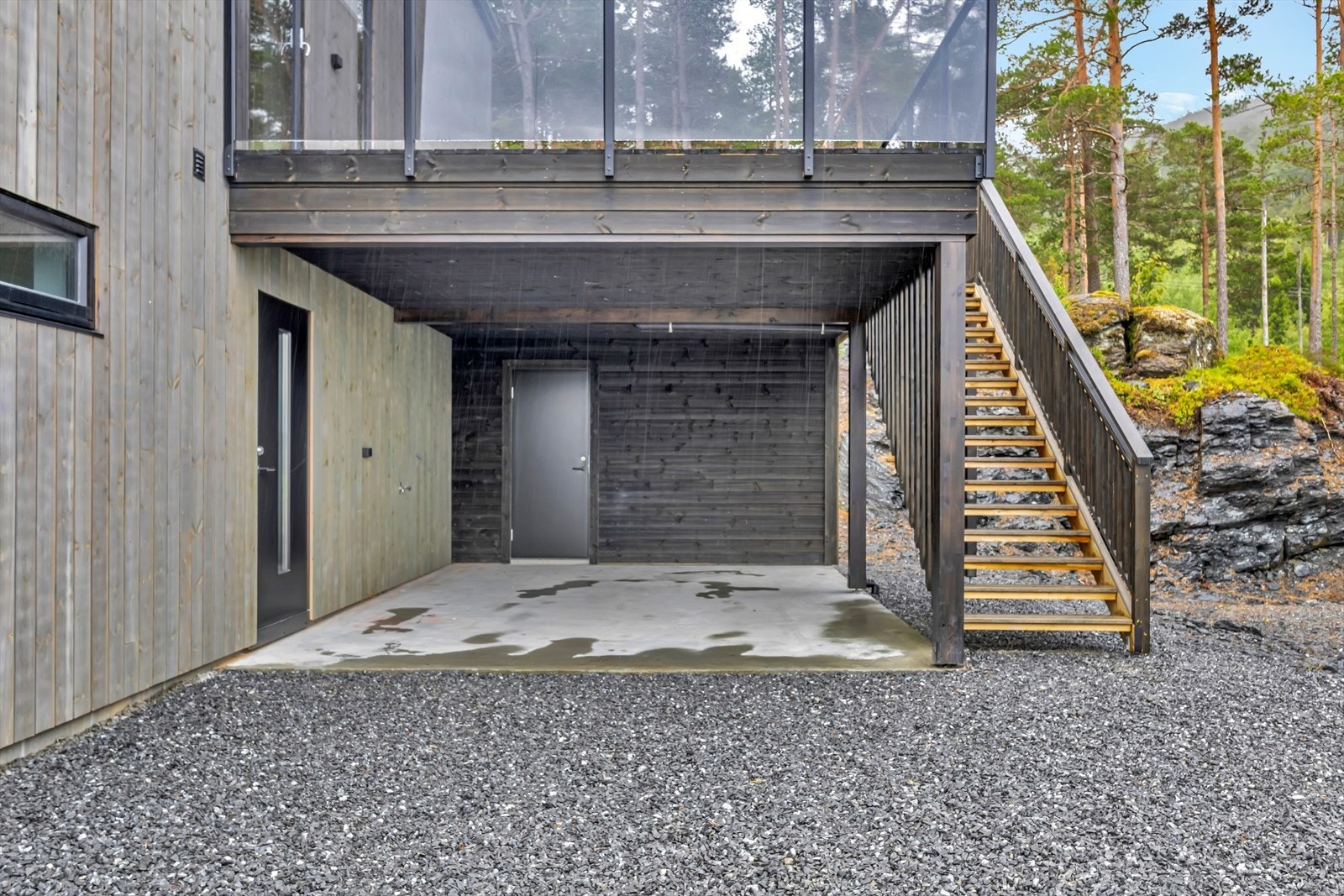 Carport på ca. 22,5 kvm ved inngangspartiet Galleribilde