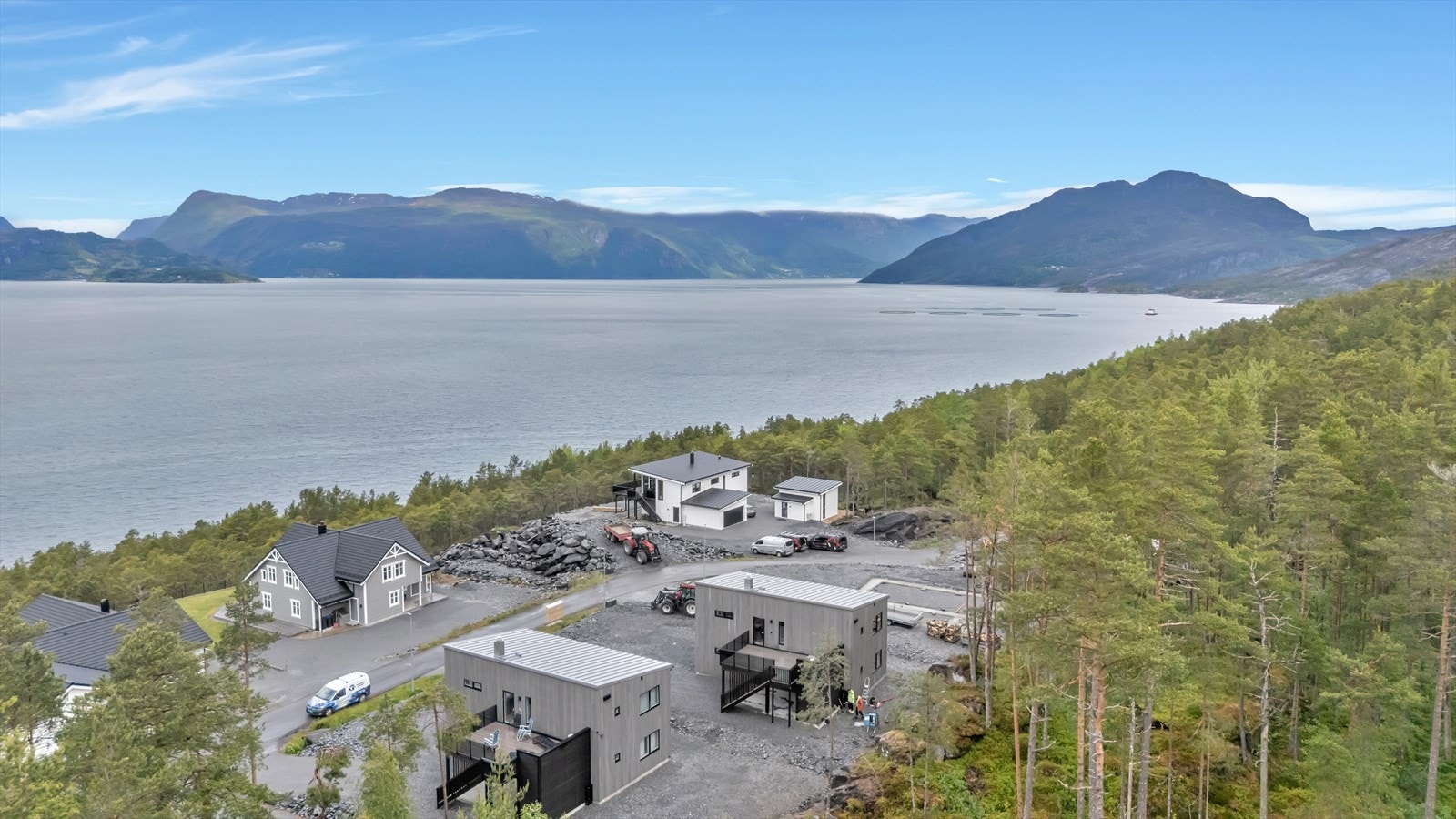 Eiendommen ligger i et nyetablert, barnevennlig boligfelt med en vakker utsikt og en rekke turmuligheter rett utenfor døren Galleribilde