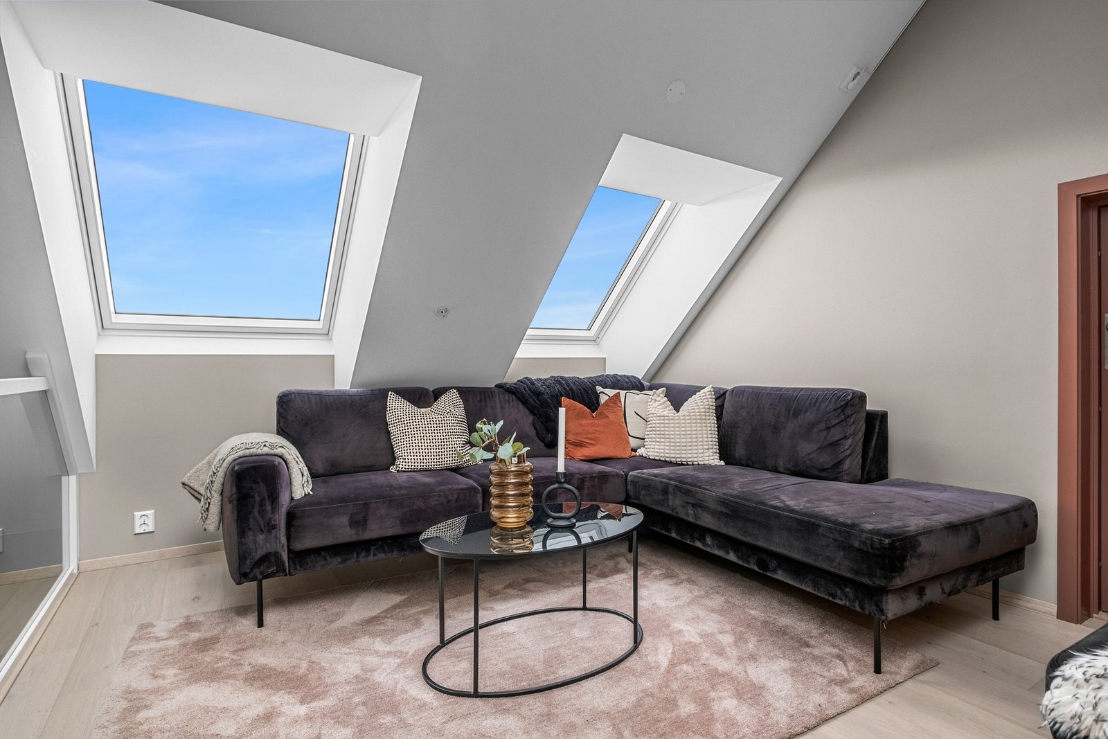 Skråtak med store vinduer gir god innslipp av lys og fin romfølelse. Galleribilde