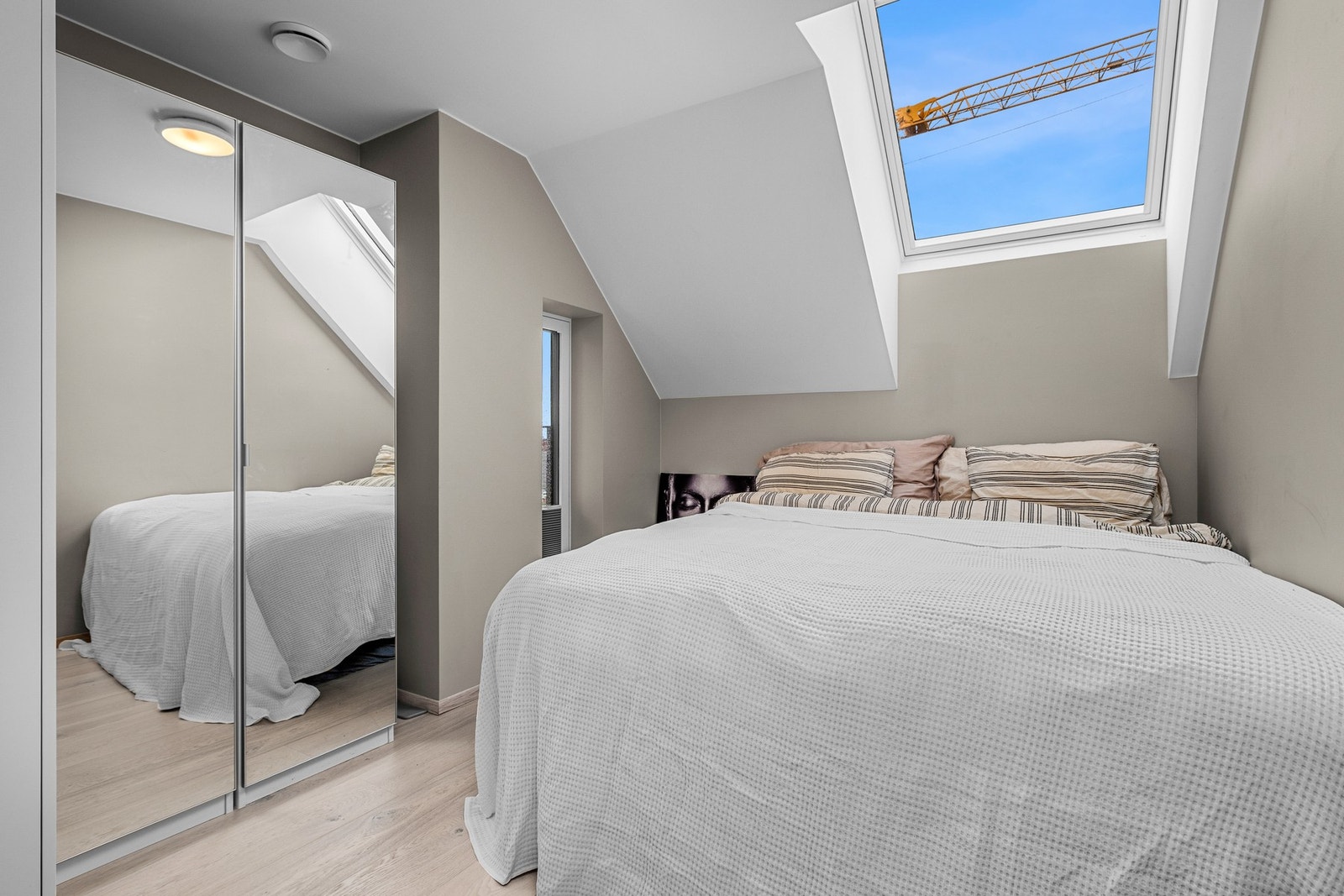 Hovedsoverommet er på 10 kvm med god skapplass Galleribilde