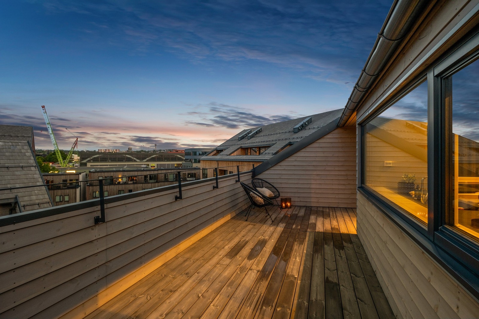 Terrasse vendt mot sør-vest gir gode solforhold på dagen og utover kvelden. Galleribilde