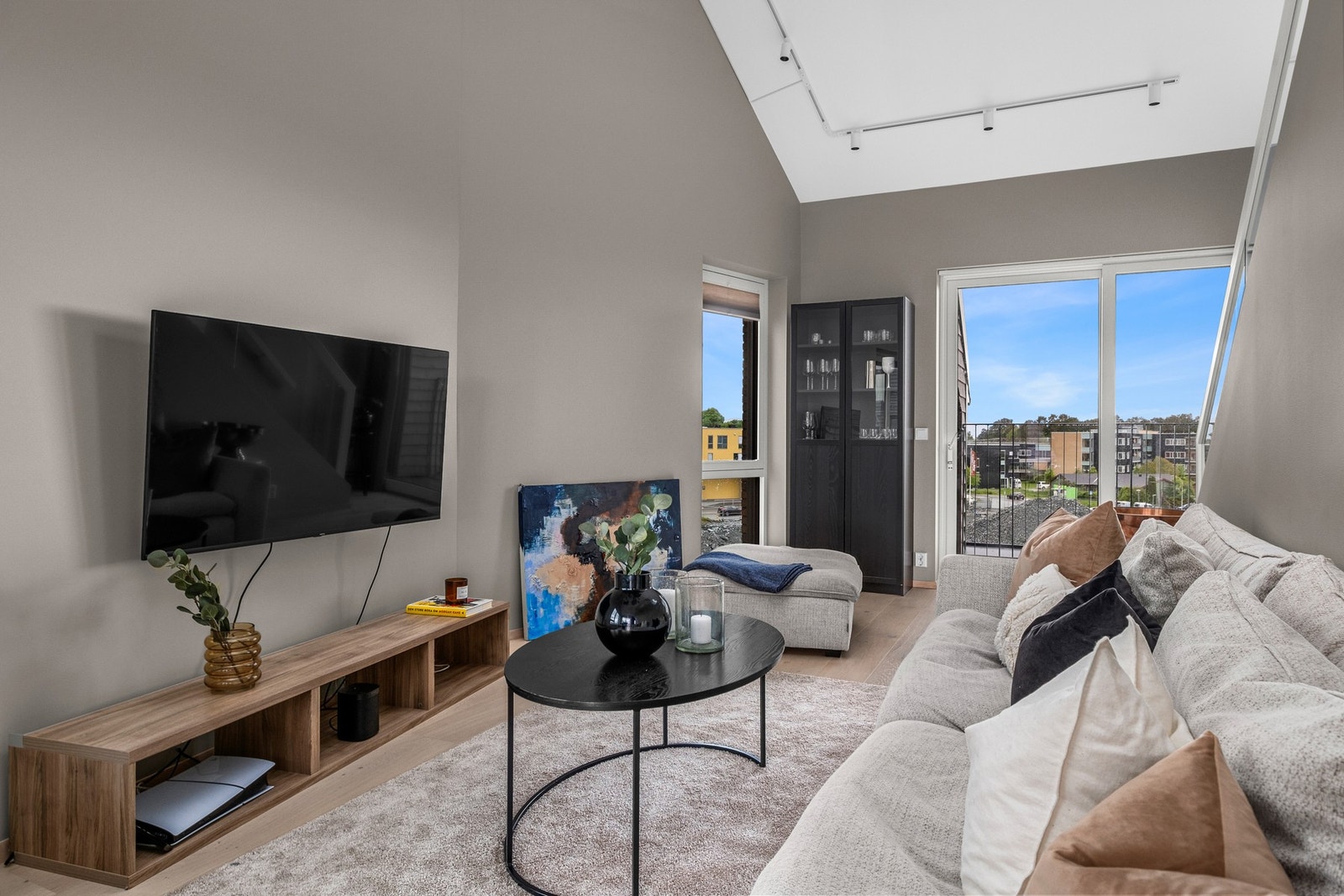 Nøytrale fargevalg som gir god belysning i hele leiligheten. Galleribilde