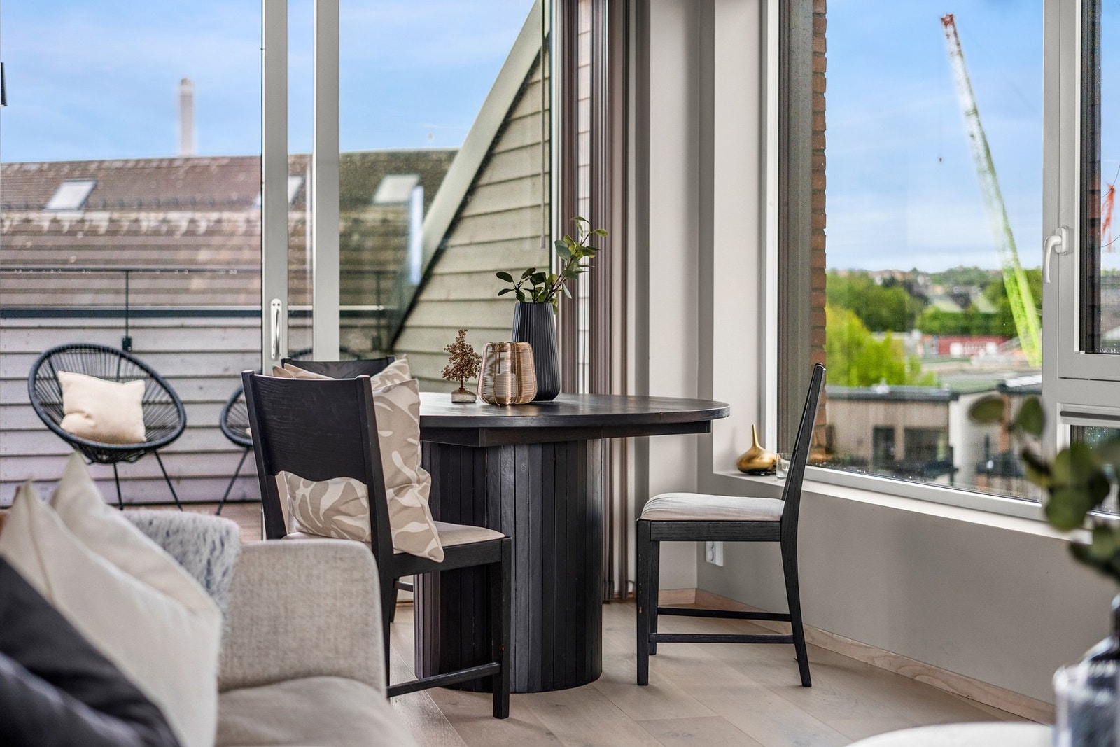 Spisebord i tilknytning til kjøkken og stue. Galleribilde