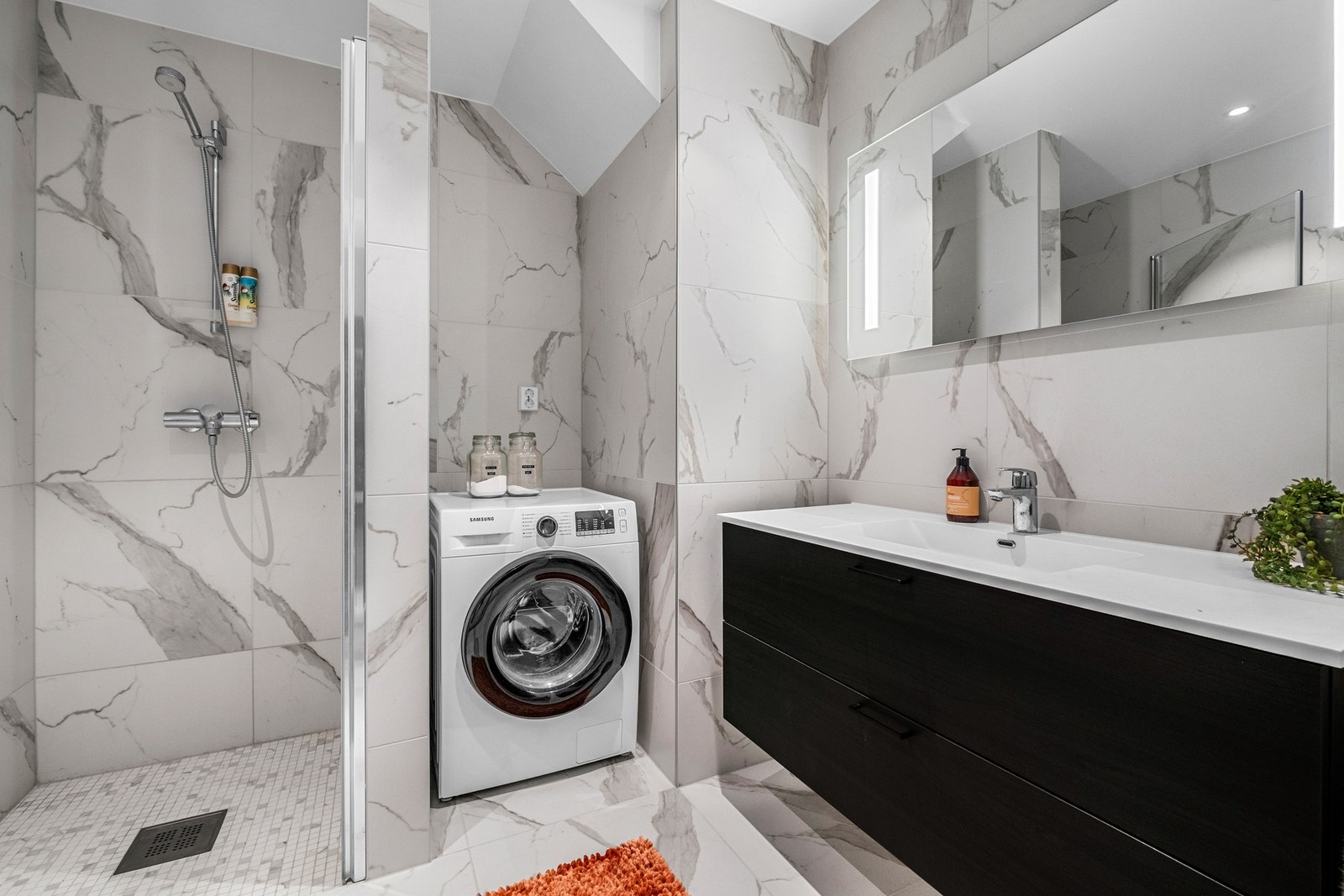 Flislagt bad moderne løsninger og begge badene har fått tilstandsrapport 0. Galleribilde