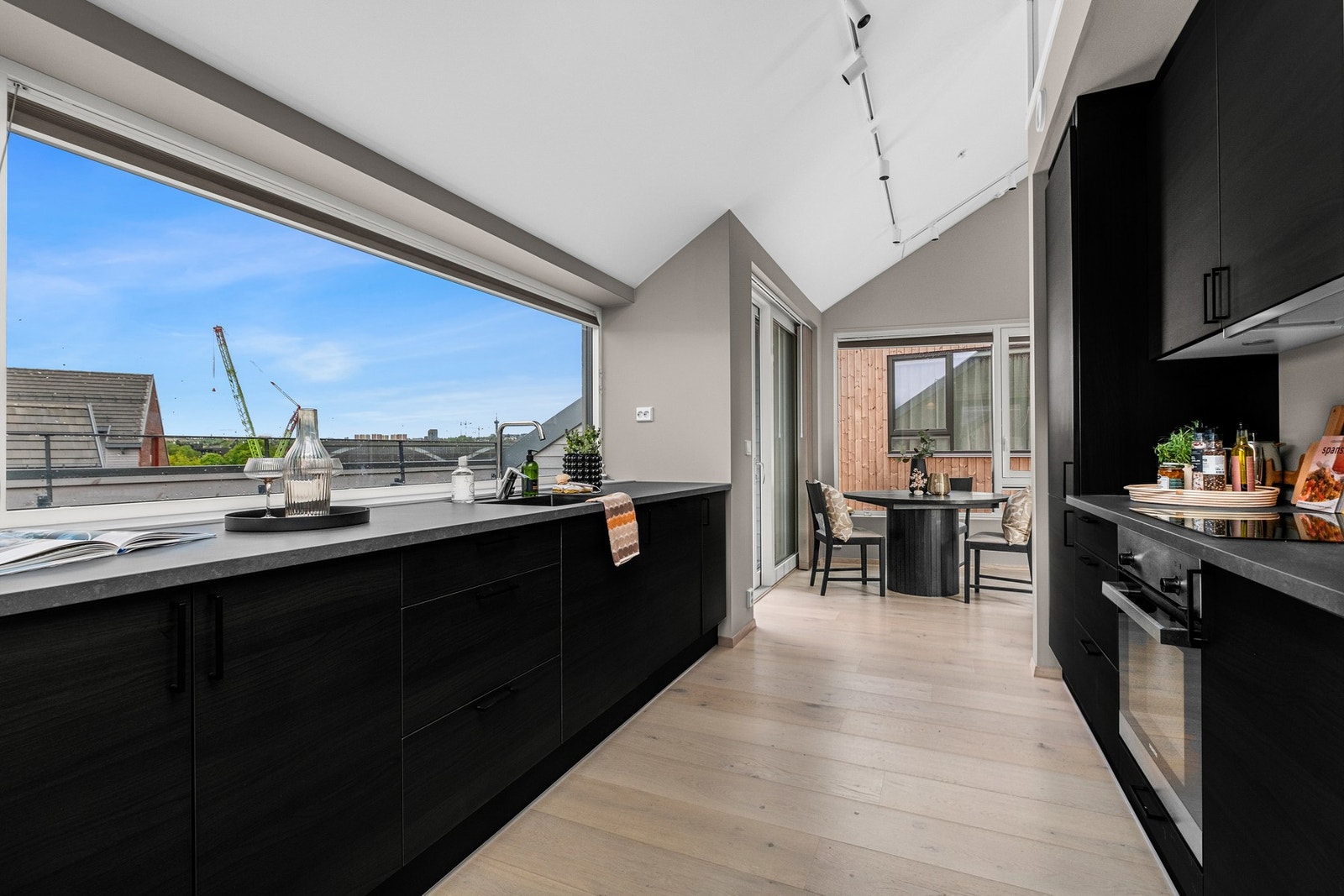 Store vindusflater gir mye lys. Galleribilde