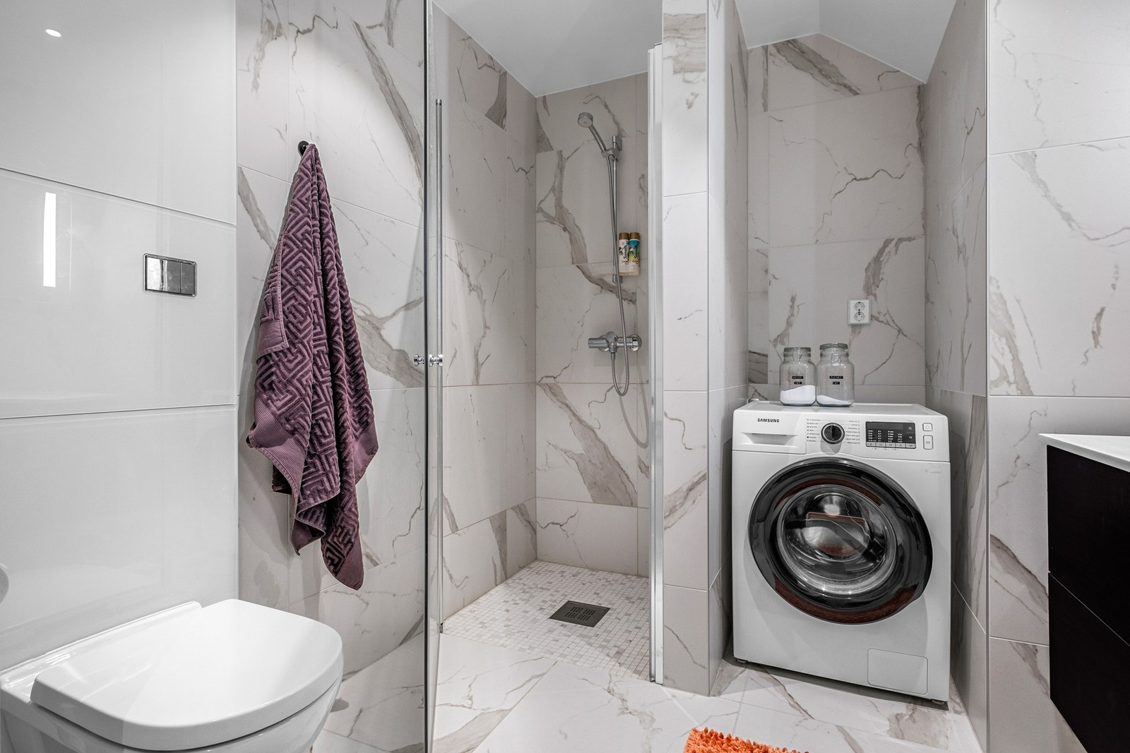 Baderommet er på 5 kvm med servant, dusjkabinett og wc. Galleribilde