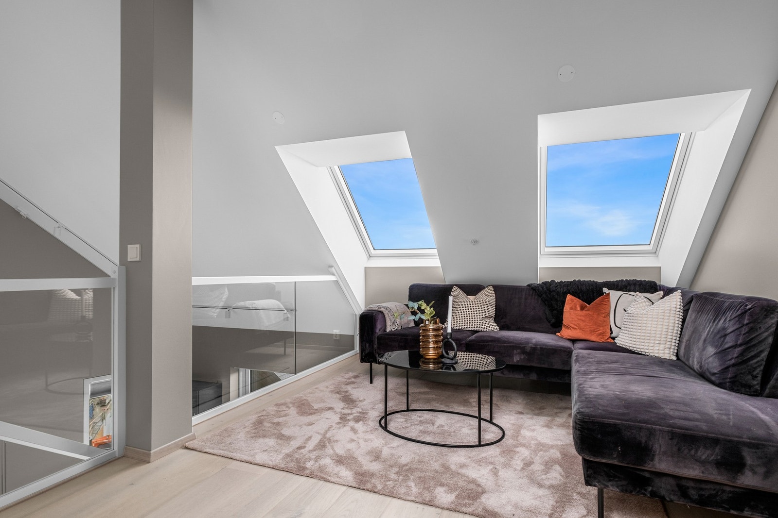 På loft finner vi en stue på 12 kvm. Galleribilde