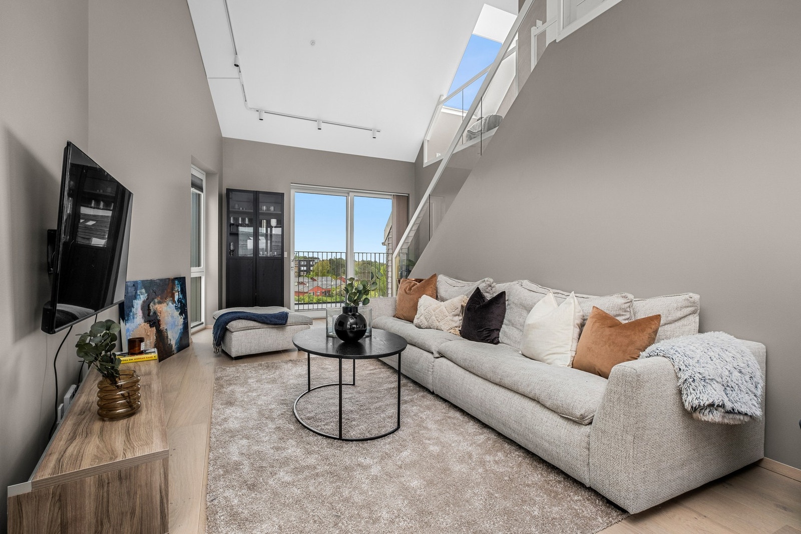 God takhøyde og store vindusflater gir veldig fin romfølelse. Galleribilde