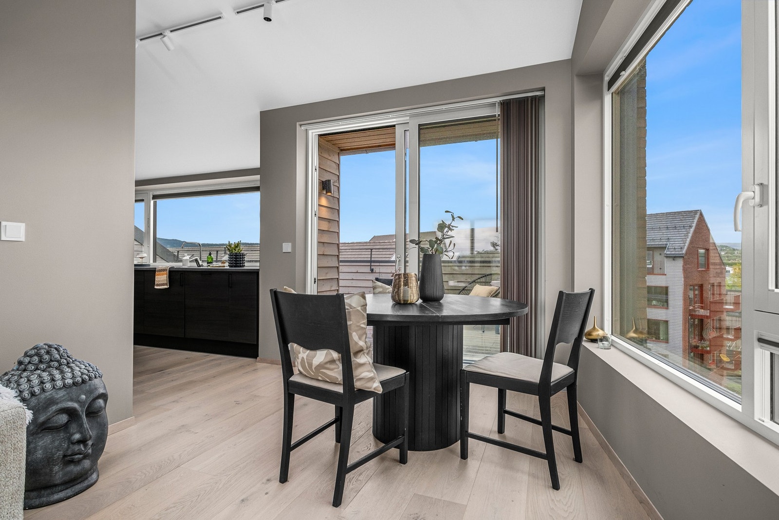 Fra stue/kjøkken har du direkte utgang til den største terrassen. Galleribilde