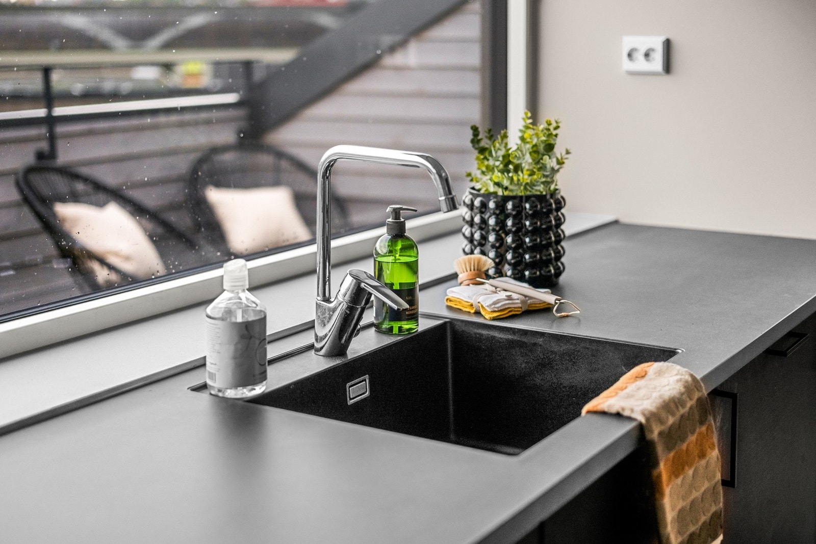 Praktisk løsning med underlimt servant. Galleribilde