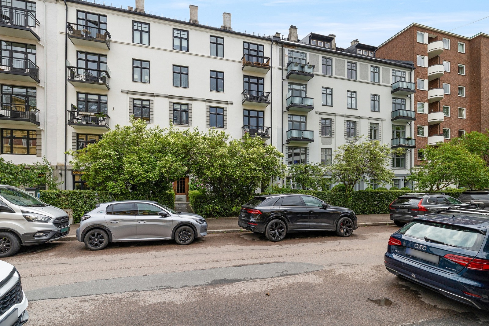Majorstuen er en av byens mest attraktive bydeler med umiddelbar nærhet til handlegatene Bogstadveien og Hegdehaugsveien, T-bane i alle byens retninger, trikk, buss, dagligvare (250m til Kiwi) og populære spisesteder. Galleribilde