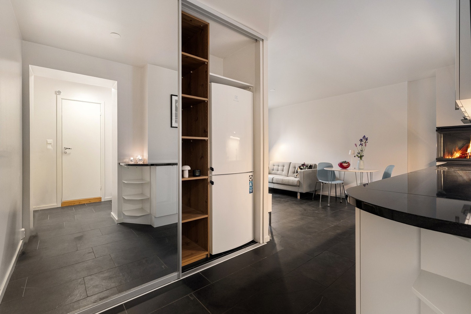 Entré med praktisk skyvedørsgarderobe som medfølger handelen. Galleribilde