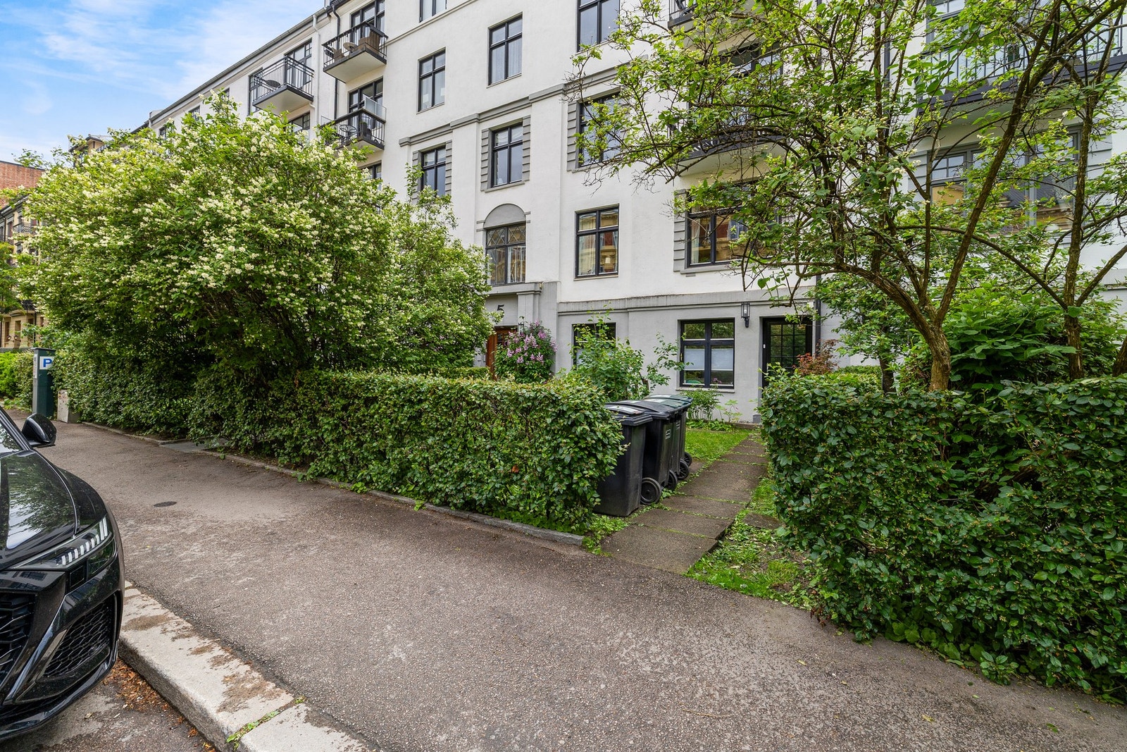Nydelig forhage foran bygårdens fasade som gir god distanse til veien og skjermer for innsyn. Galleribilde