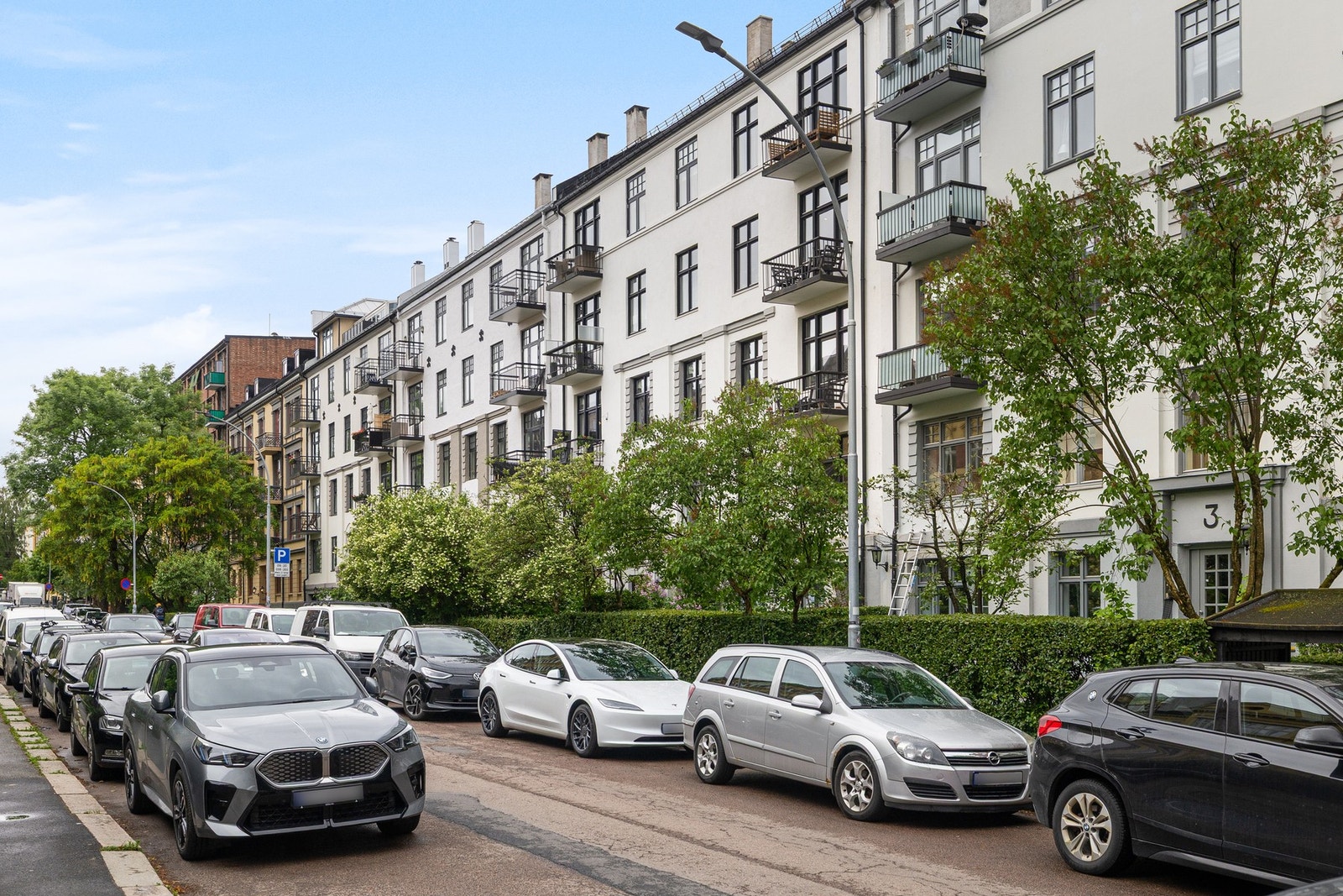 Luftig, enveiskjørt gate med nordvestvendt forhage. Galleribilde