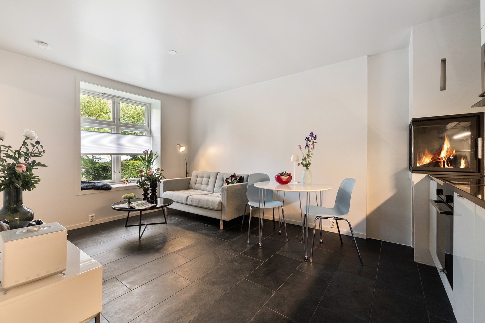 Nydelig, grønt utsyn fra stuen. Her bor du i hjertet av Majorstuen med Bogstadveien like utenfor døren, likevel tilbaketrukket i en enveiskjlrt sidegate. Galleribilde