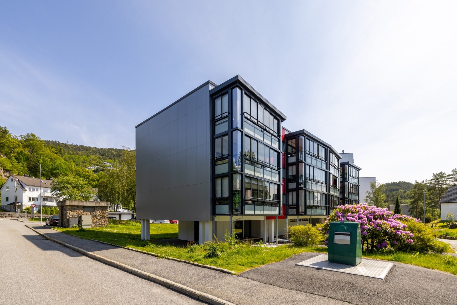 Hver leilighet har rett på én parkeringsplass med oblat. Galleribilde