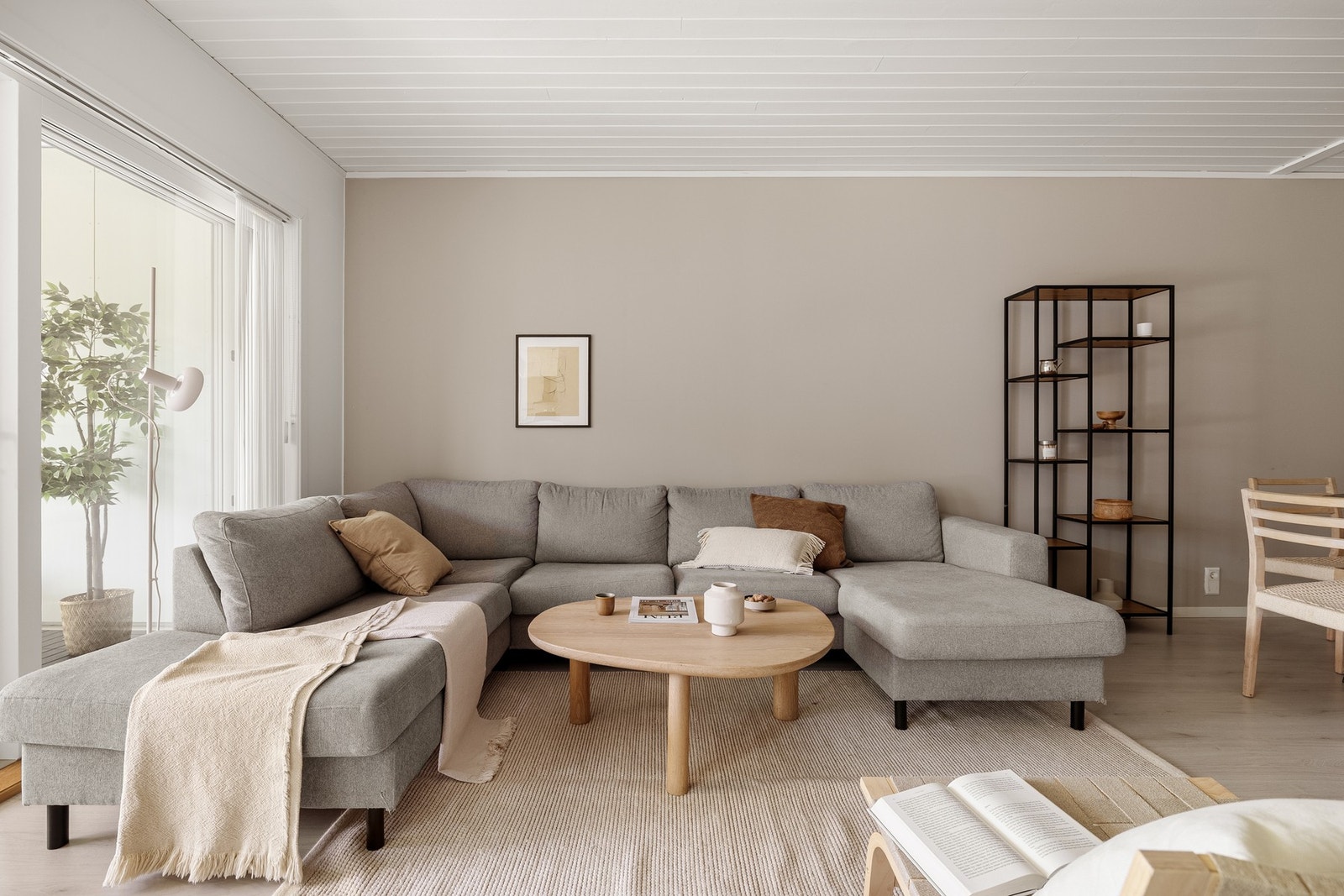 Overflatene er malt i en lys og moderne fargetone. Galleribilde