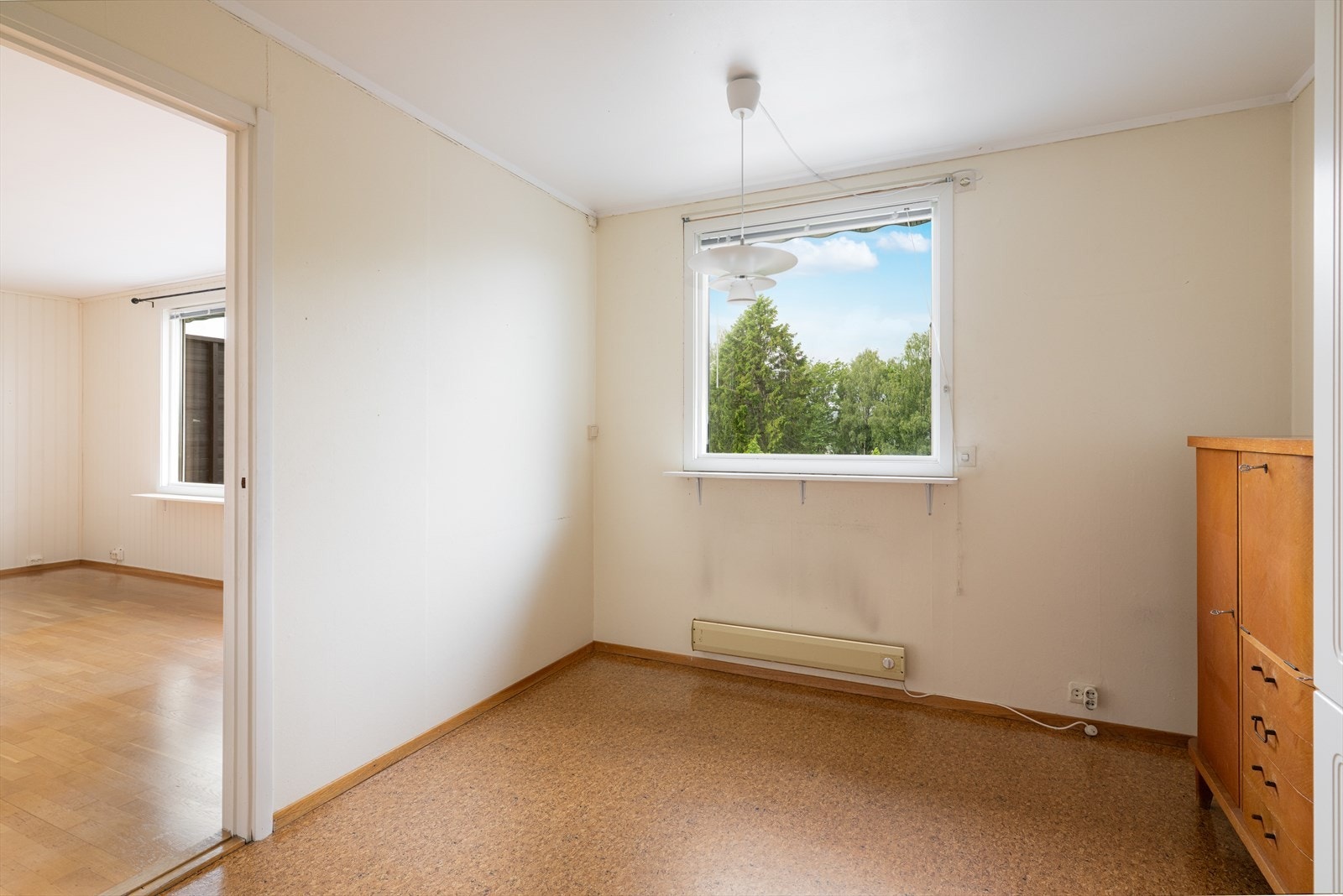 Kjøkkenet har god plass til spisebord ved vindu. Galleribilde