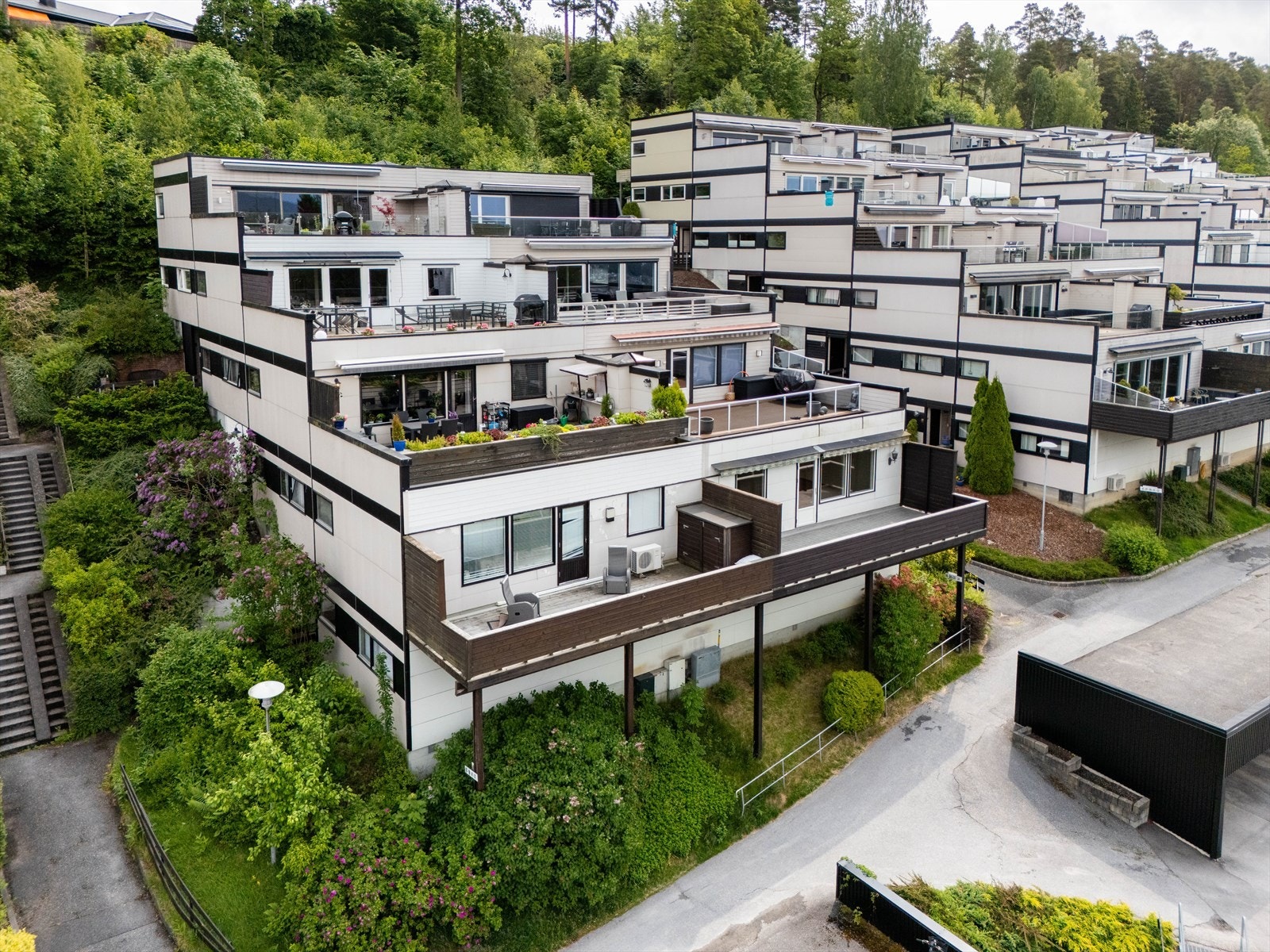 Boligen har en flott beliggenhet med vestvendt terrasse, gode solforhold og fin utsikt. Galleribilde