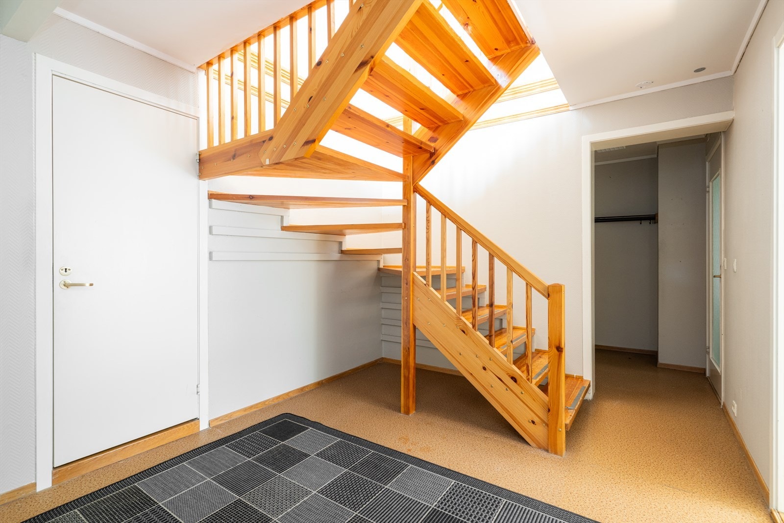 Lys og fin hall med trapp mellom etasjene. Galleribilde