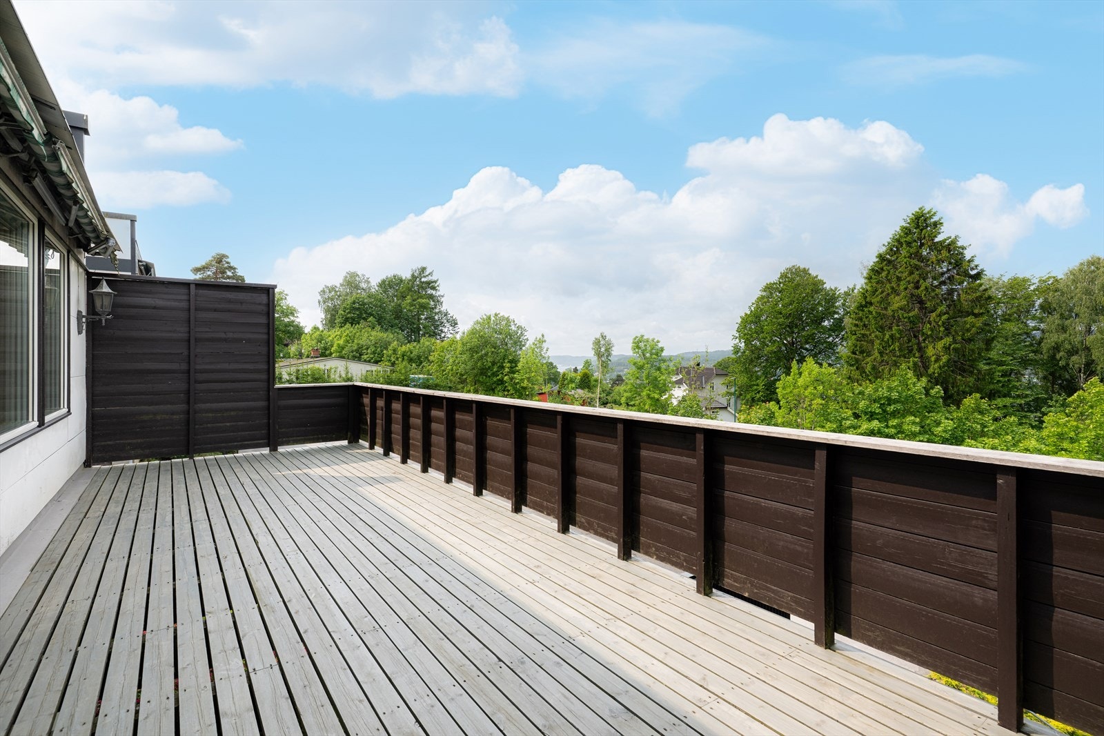 Fra stuen er det utgang til en stor og herlig terrasse med gode solforhold og fin utsikt mot nærmiljøet. Galleribilde
