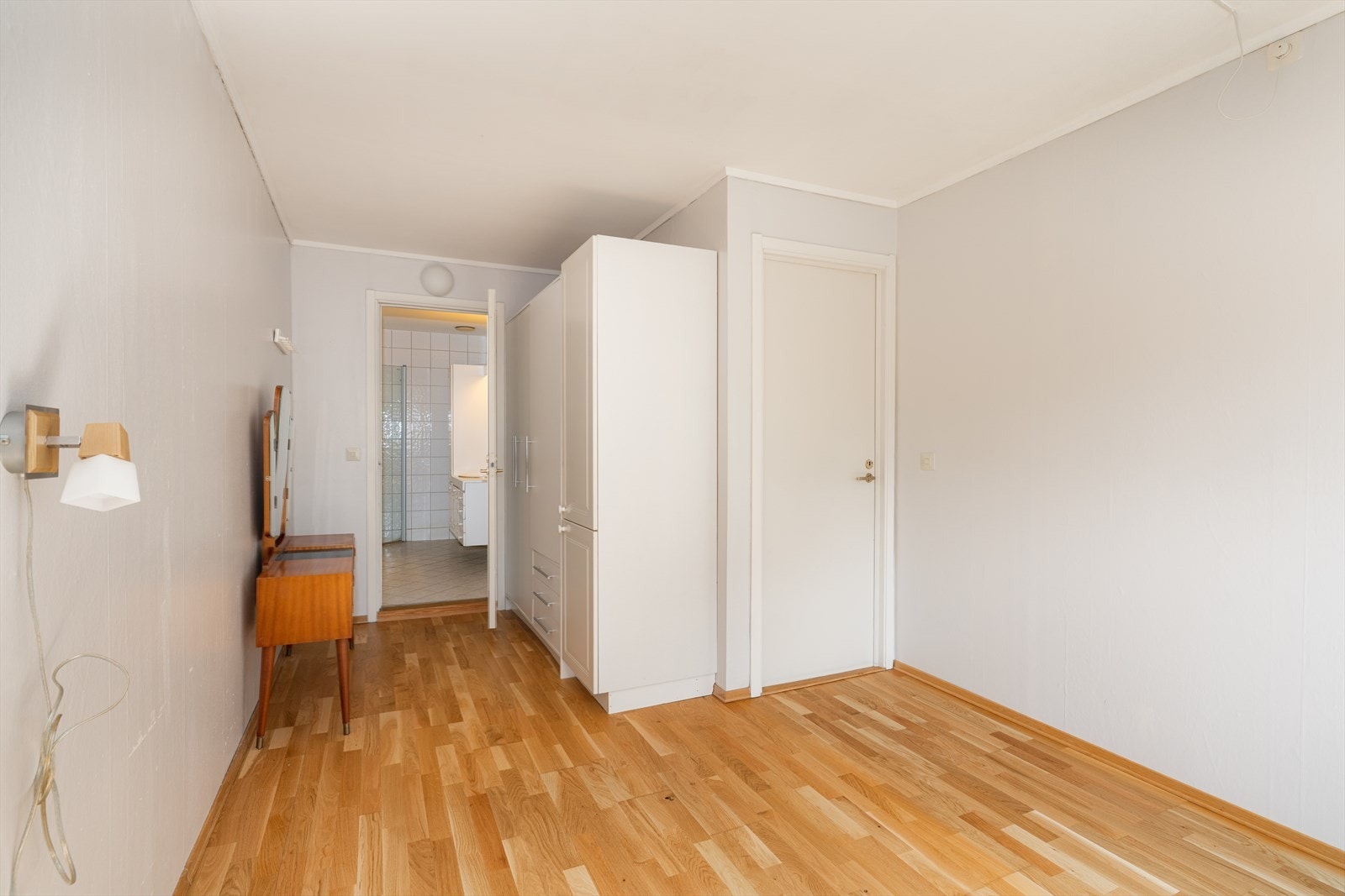 Det ene soverommet har adkomst til badet. Galleribilde