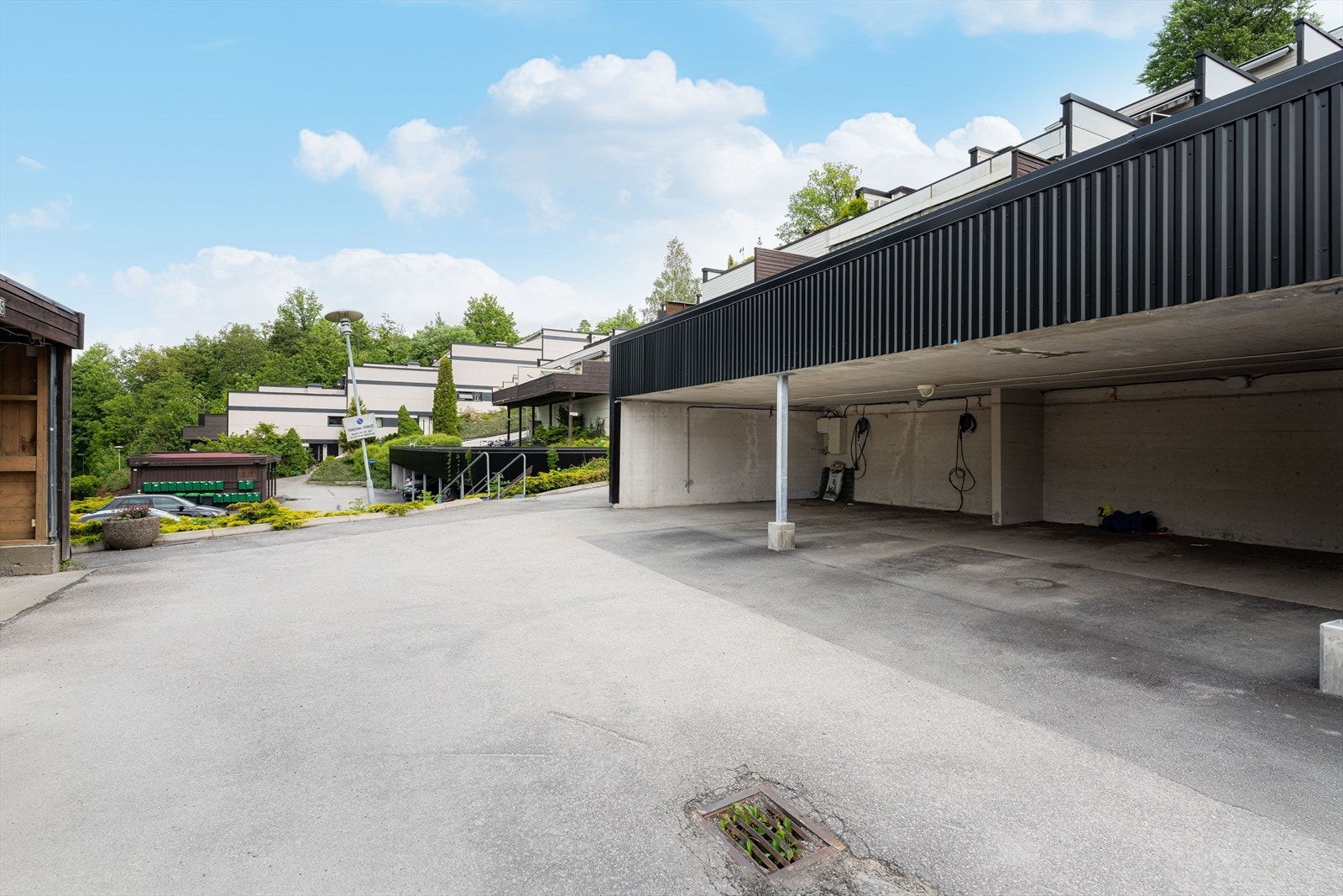Boligen disponerer i tillegg egen carport i felles anlegg opparbeidet på eiendom med gnr. 75 bnr. 15, tilhørende grunneier. Galleribilde
