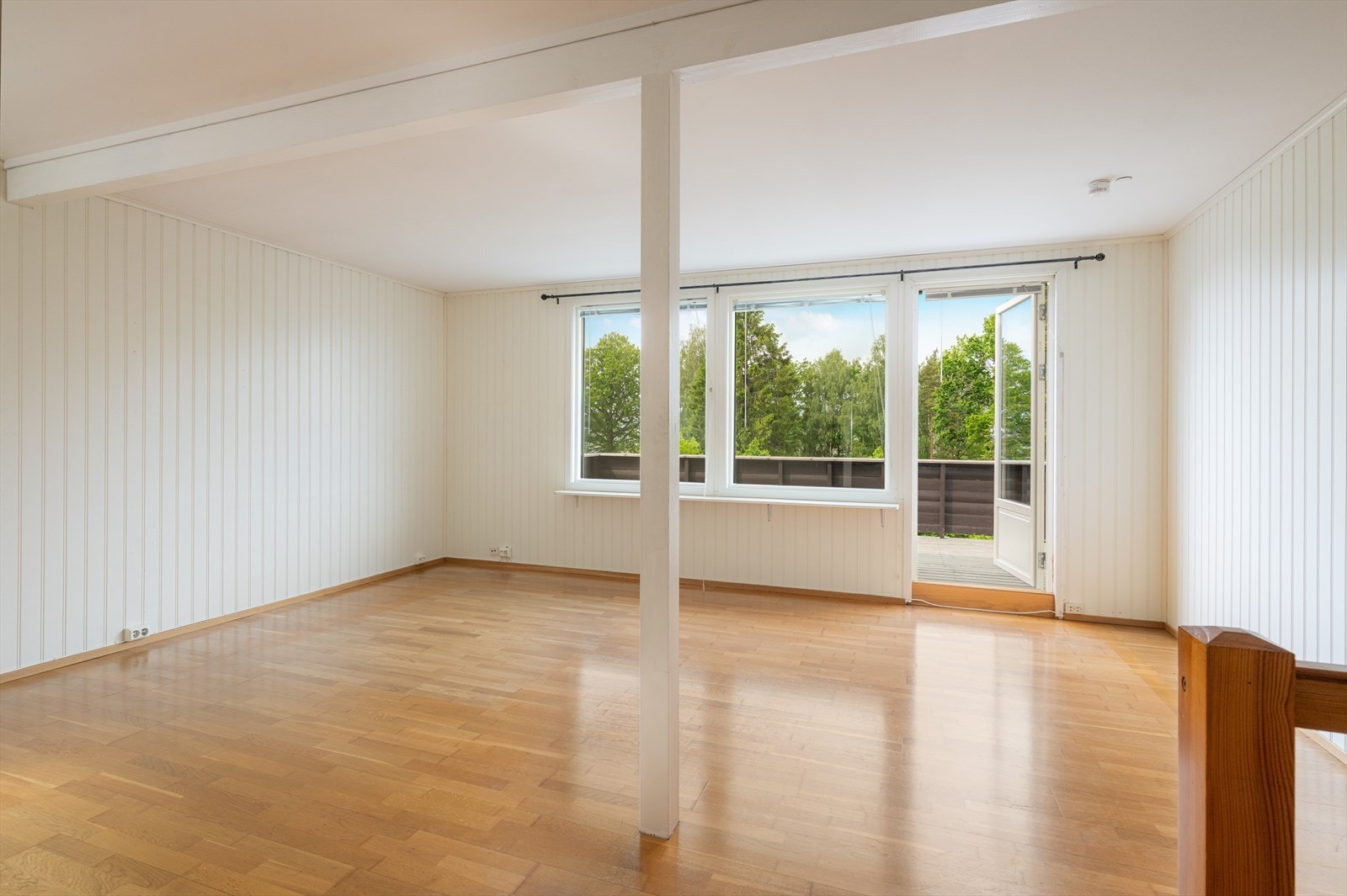 Boligen har en romslig stue med plass til både sofagruppe og spisestue. Galleribilde