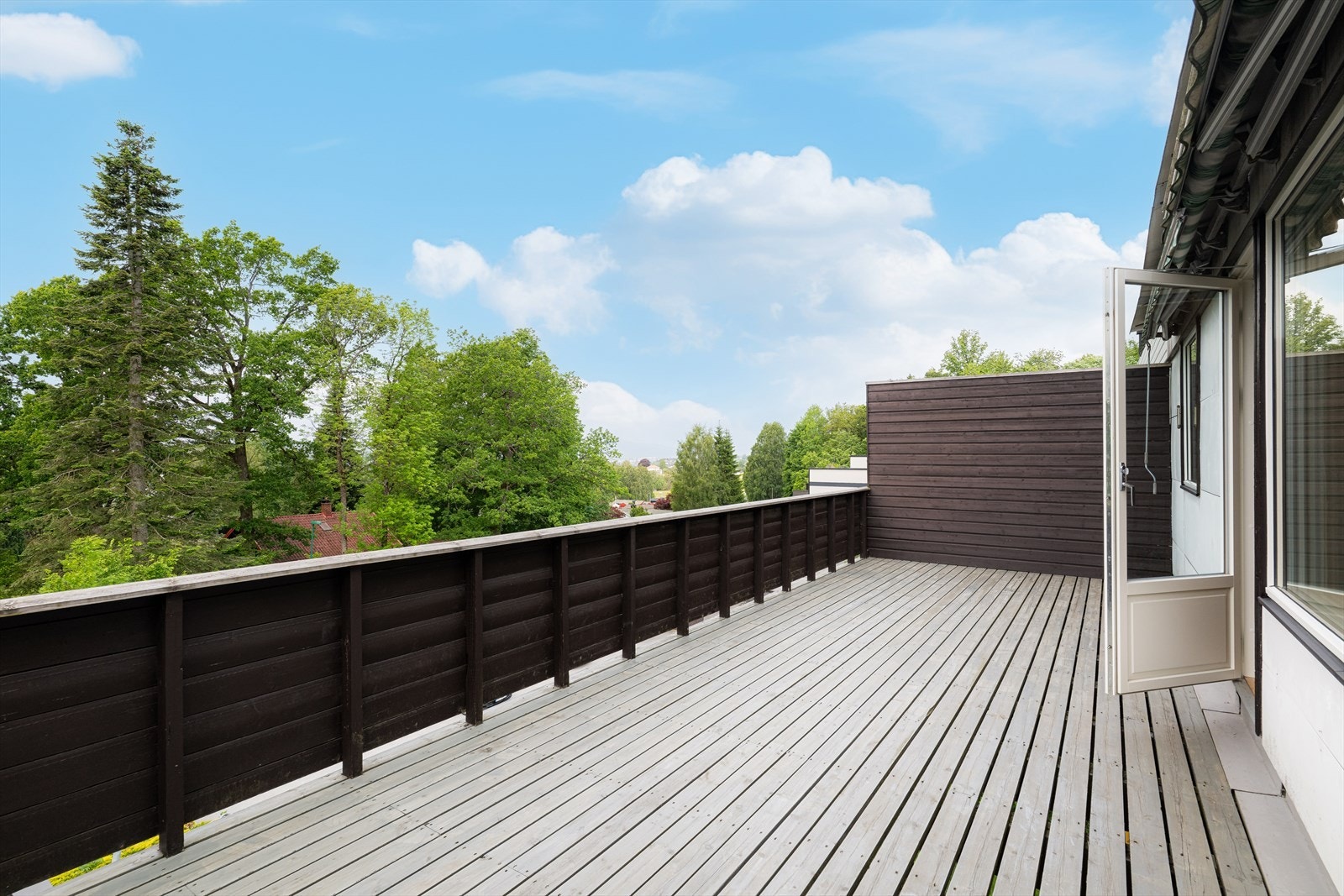 En hyggelig terrasseleilighet med solrik beliggenhet, i et attraktivt og sentralt boligområde på Borgeåsen. Galleribilde