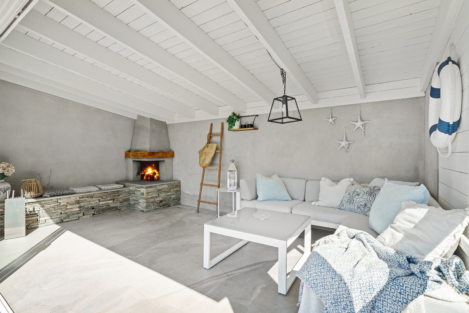 Utestue med peis - deler av denne er utenfor tomtegrensen Galleribilde