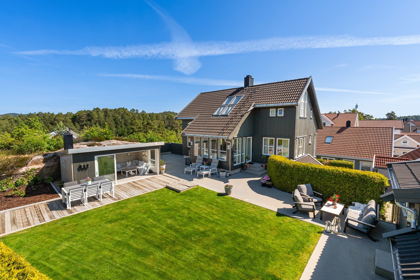 Usjenert og solrik uteplass Galleribilde