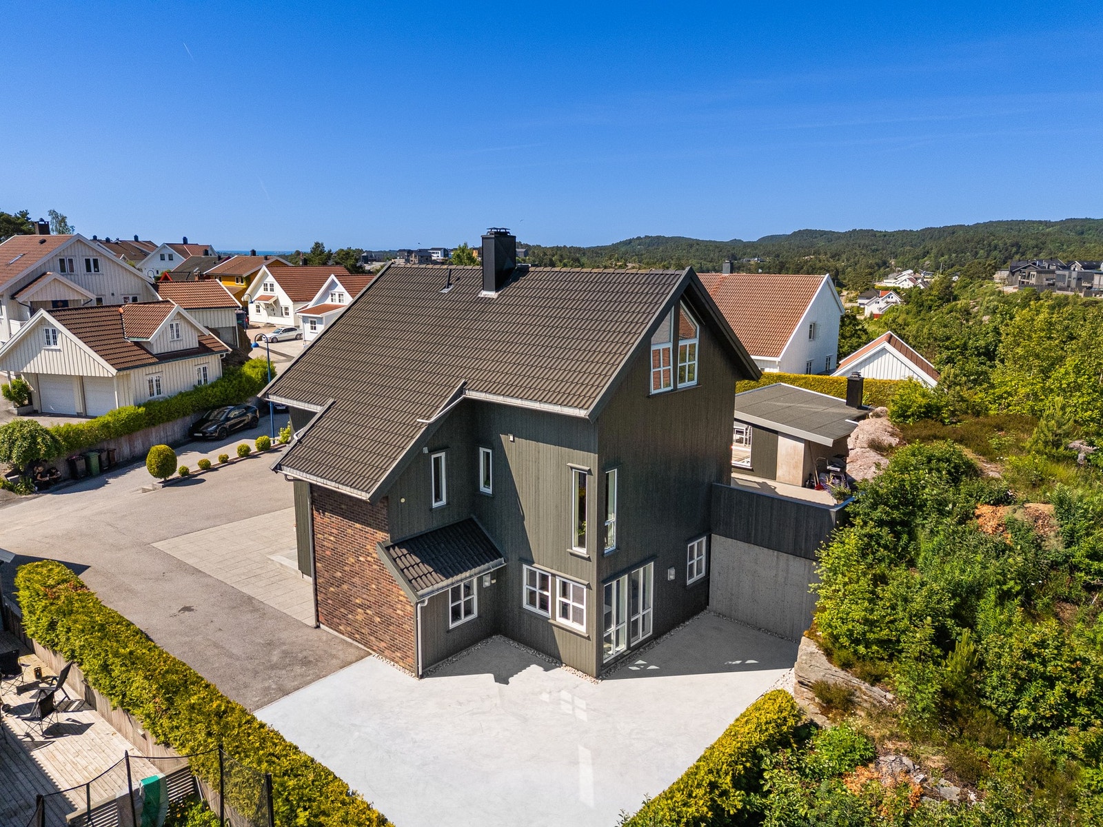 Utleiedel har egen uteplass med støpt platting Galleribilde