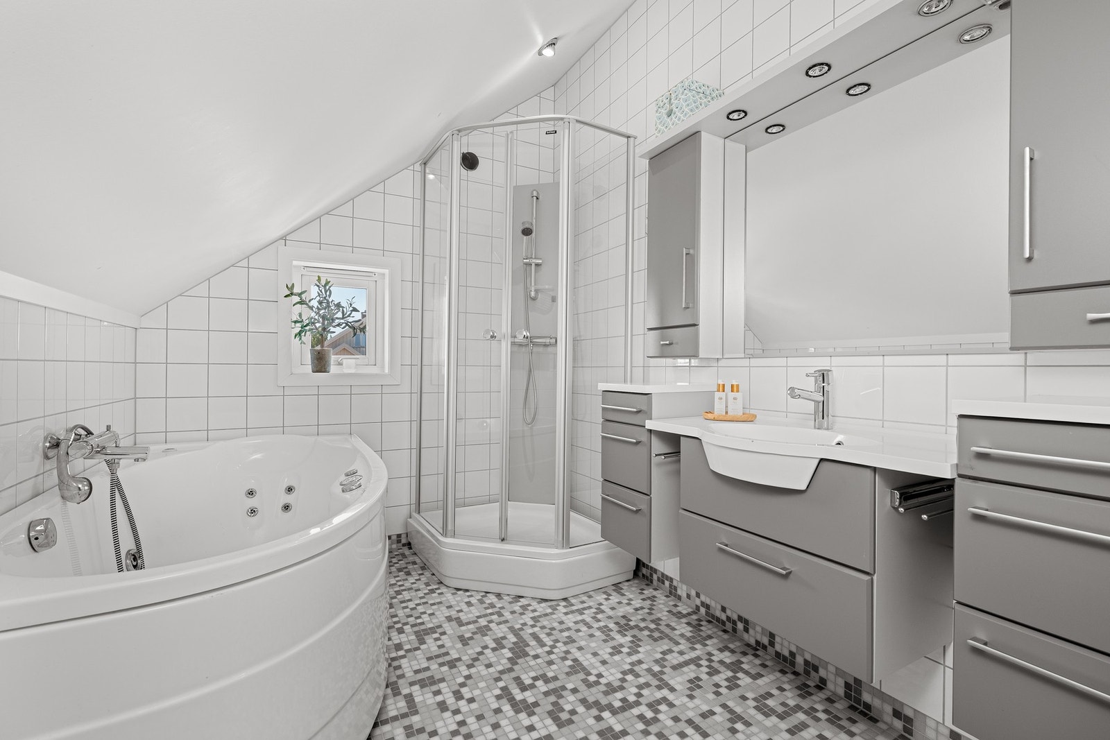 Bad i loftsetasje med både badkar og dusj. Galleribilde