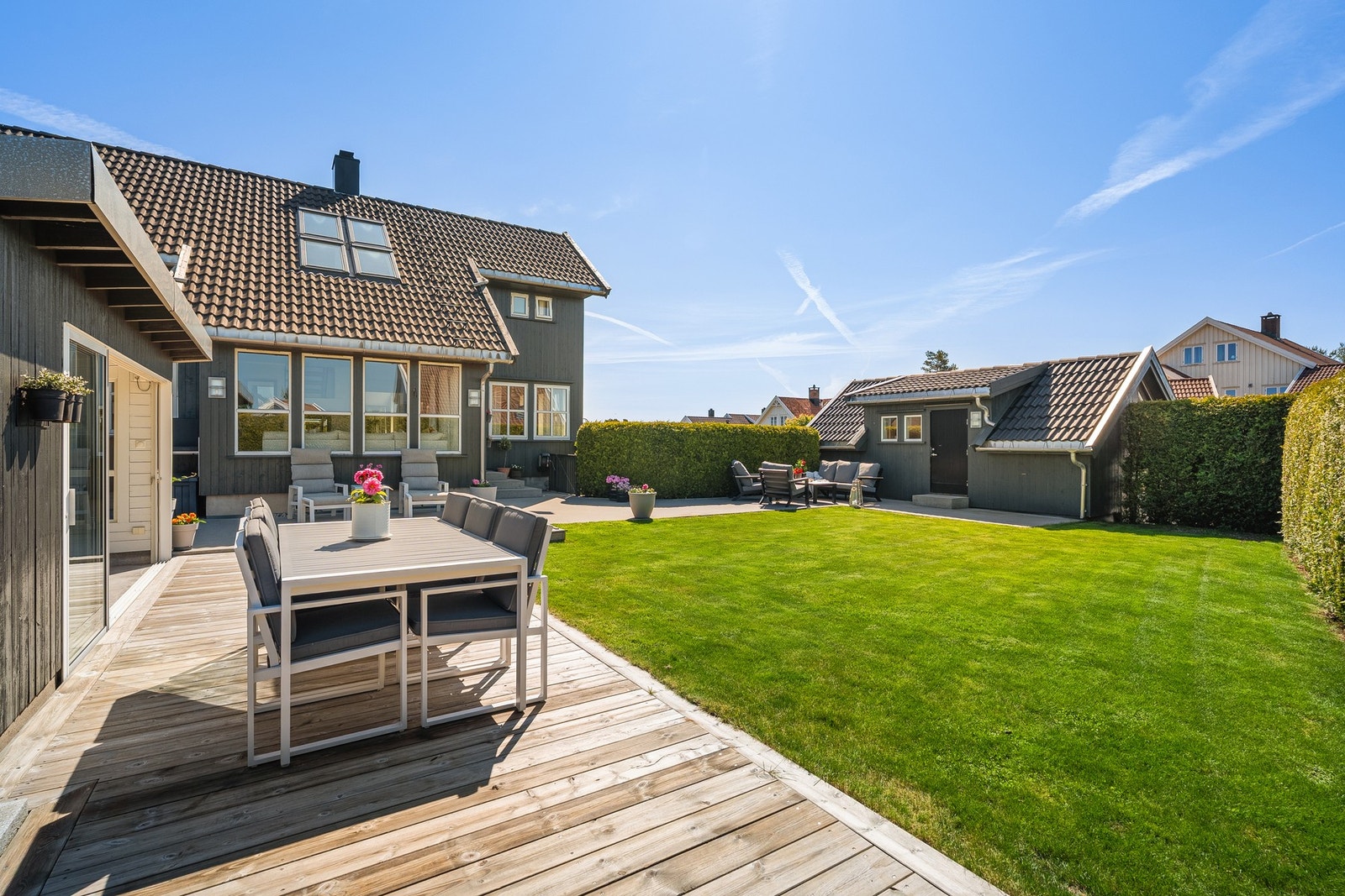 Fra hagen er det inngang til garasjeloft med god lagringsplass Galleribilde