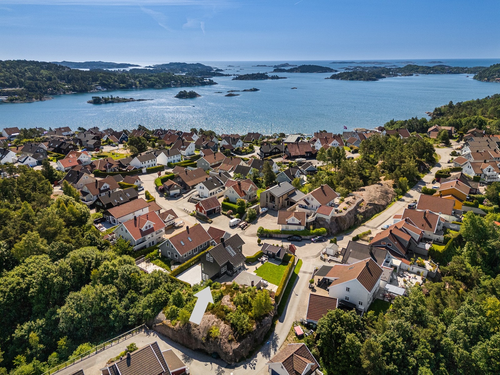 Sjønær beliggenhet nær badeplasser og småbåthavn - mulighet for kjøp av båtplass Galleribilde