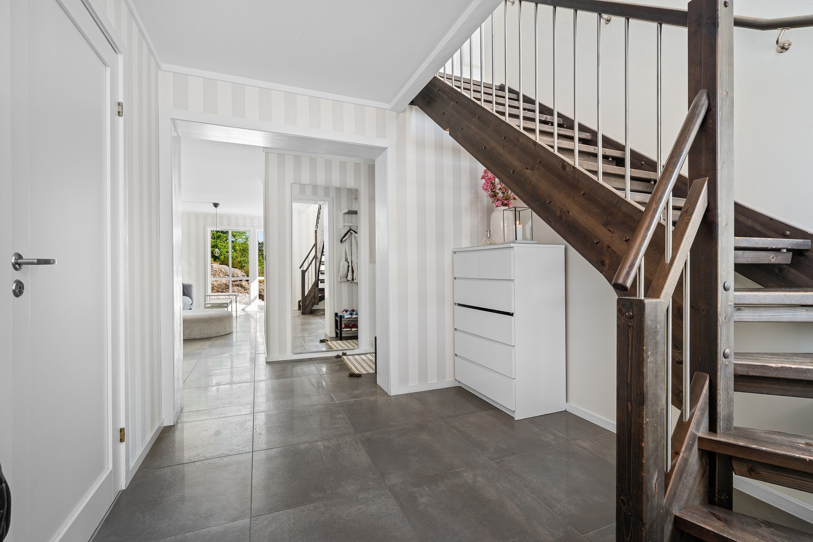 Åpning til utleiedel kan tettes av selger hvis ønskelig - Varmekabler i gulv i hele 1. etasje bortsett fra soverom. Galleribilde