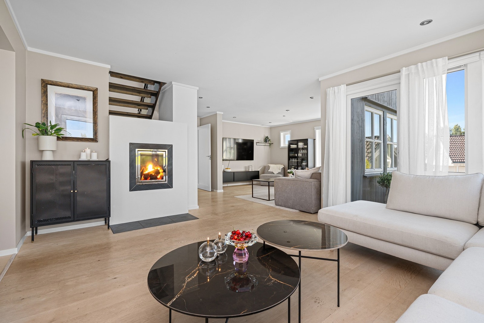 Lys og fin stue med peis Galleribilde