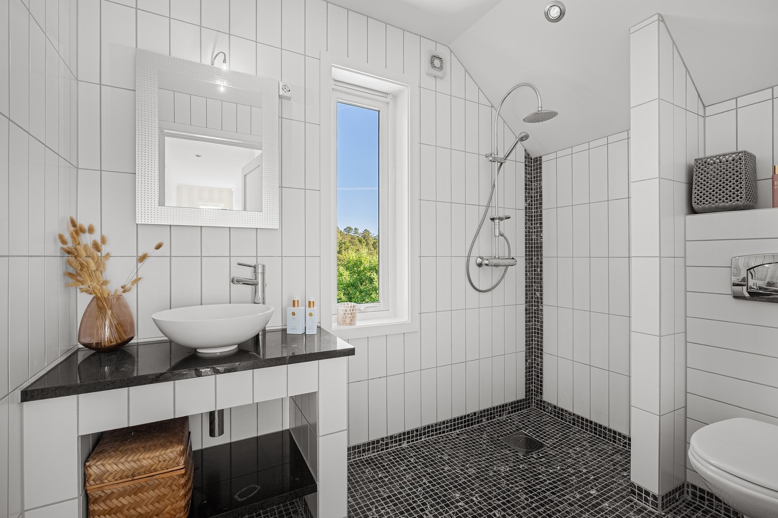 Bad med dusj i 1. etasje Galleribilde