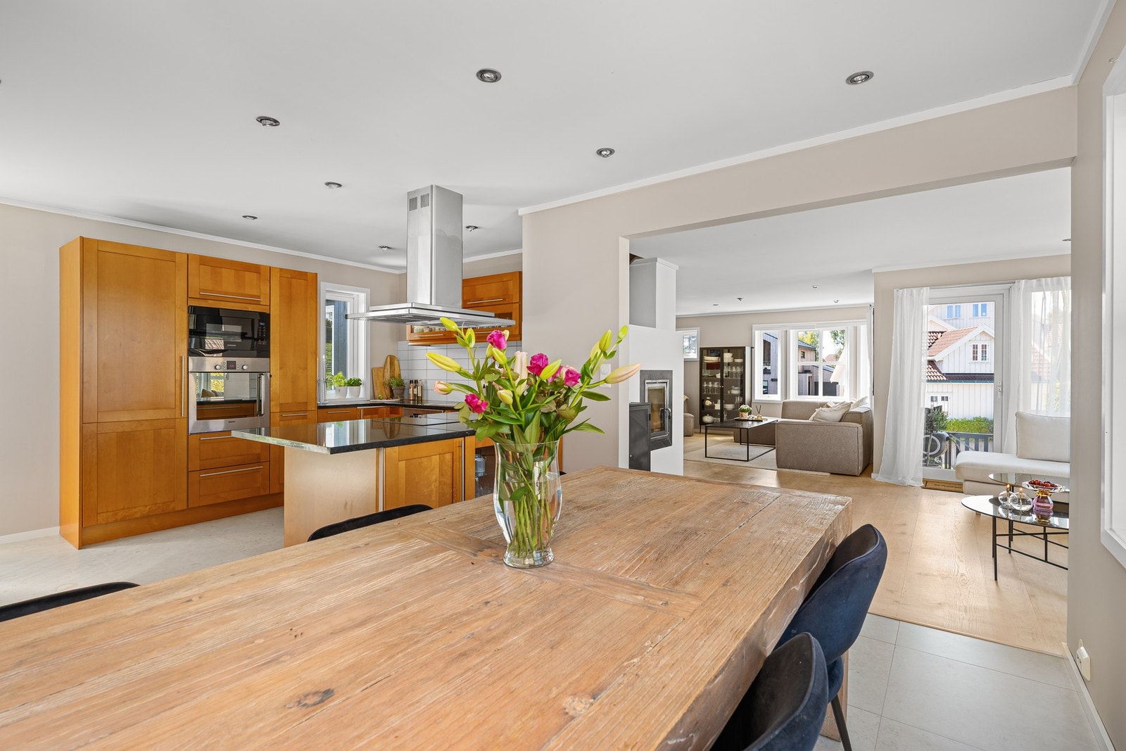 Åpen løsning til kjøkken gir god plass til spisestue Galleribilde