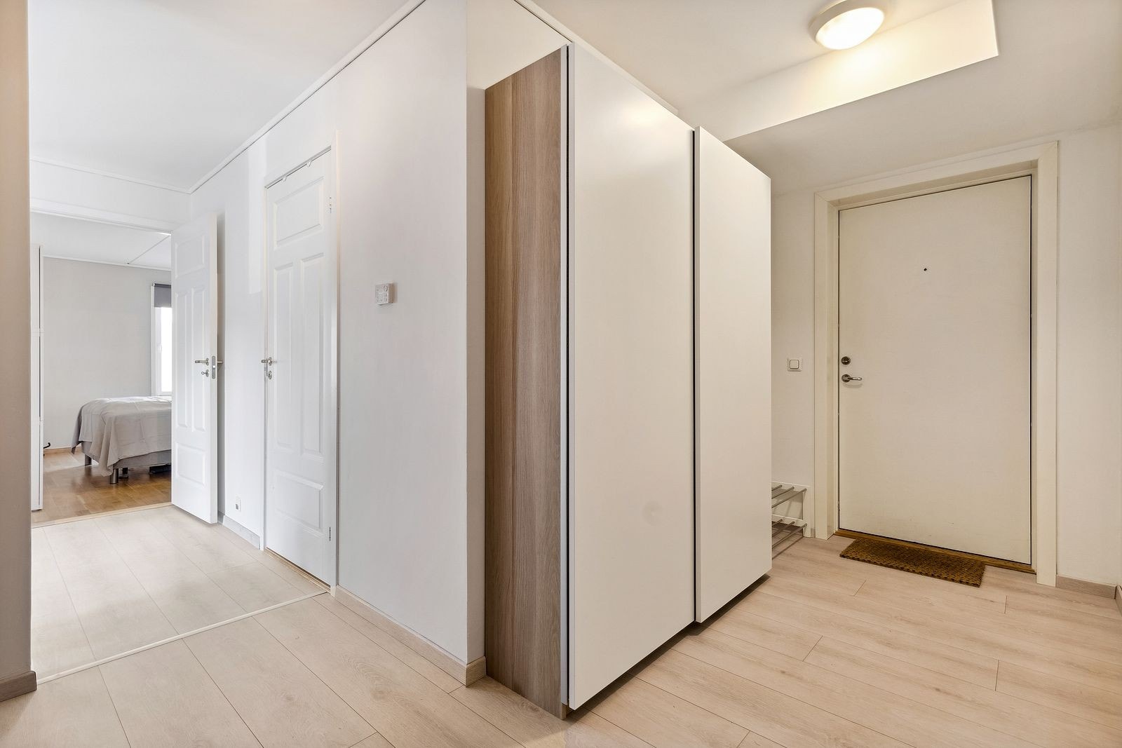 Entré med skyvedørsgarderobe Galleribilde