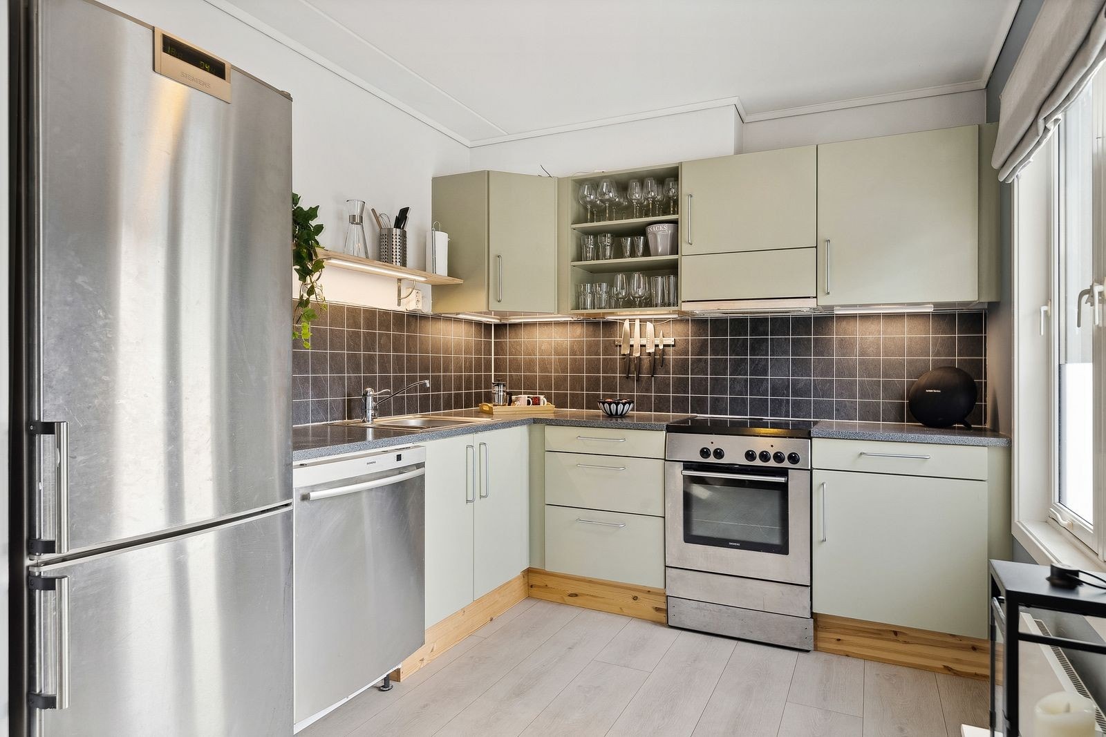 Parkering, kabel-TV og internett er inkludert i leien. Galleribilde