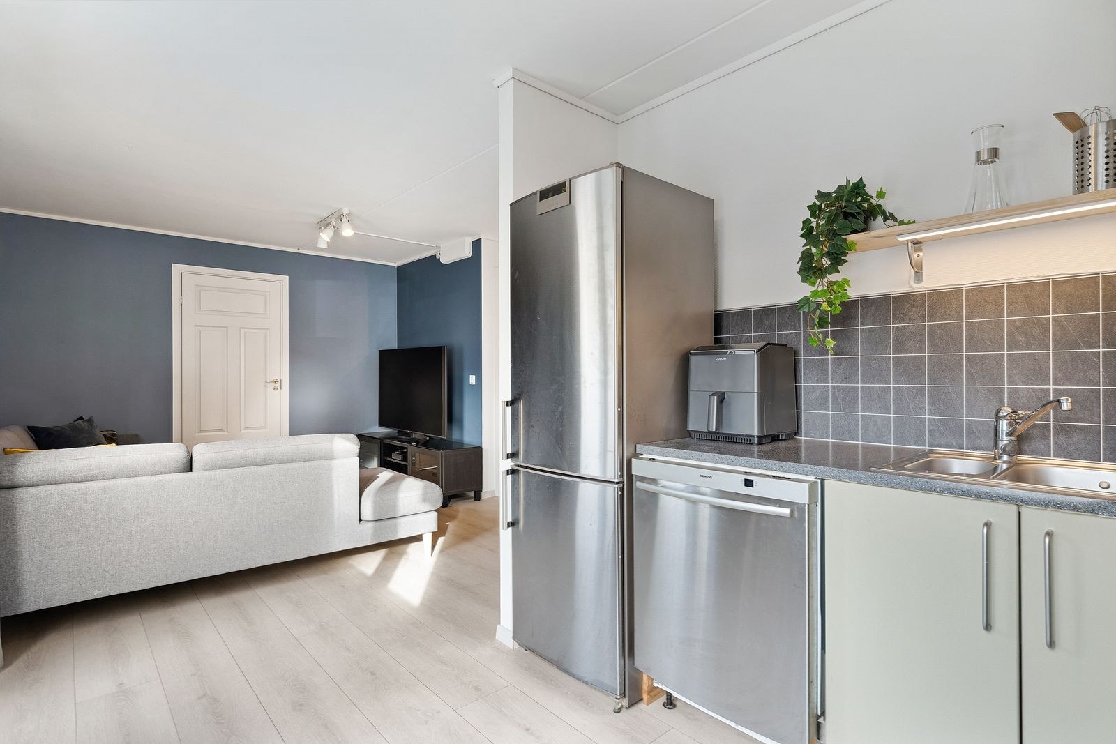 Åpen løsning mellom stue og kjøkken. Galleribilde