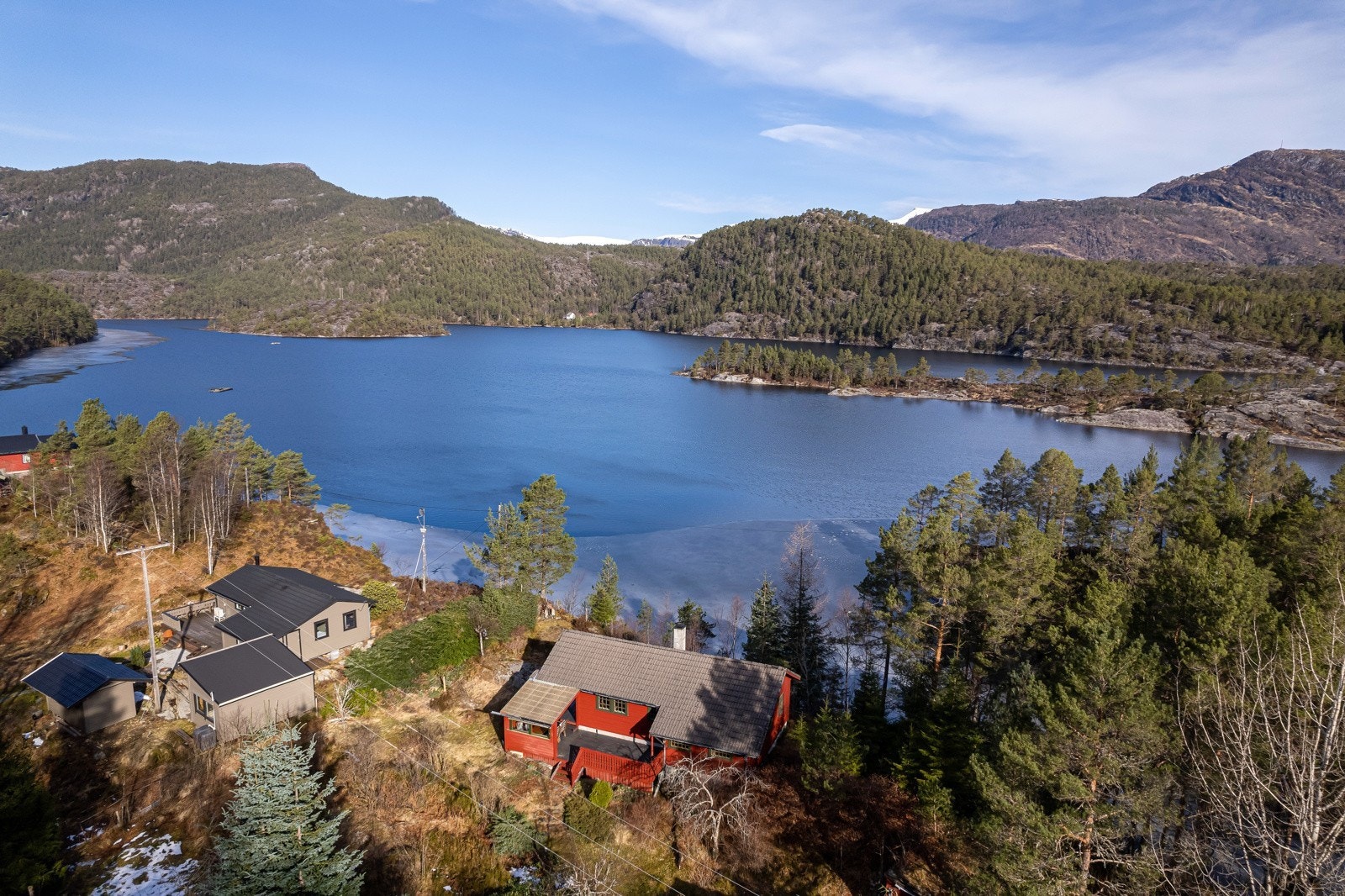 Hytta ligg fint til med utsikt mot Jagedalsvatnet Galleribilde