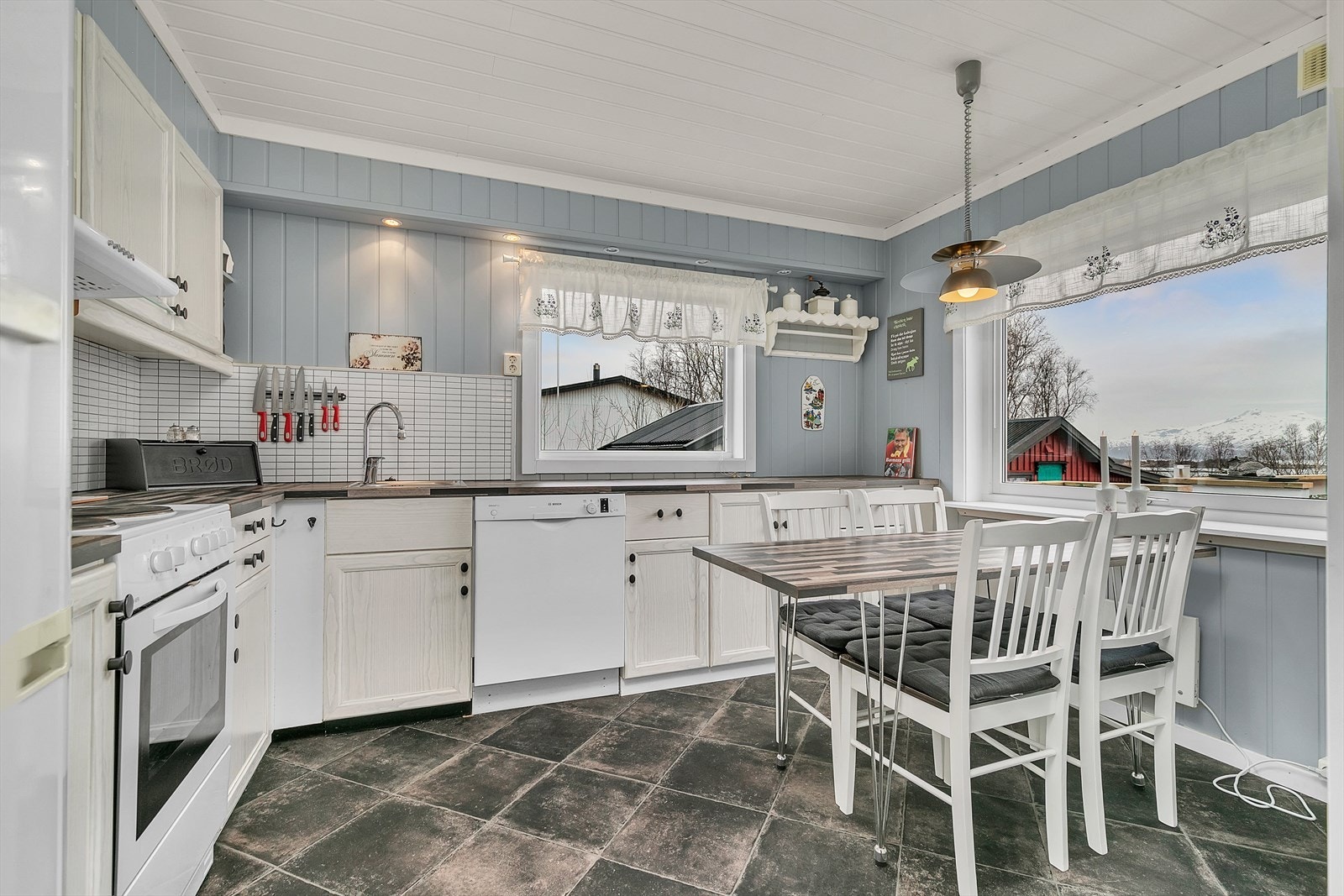 1. etasje - Fra kjøkkenvinduet er det fin utsikt Galleribilde