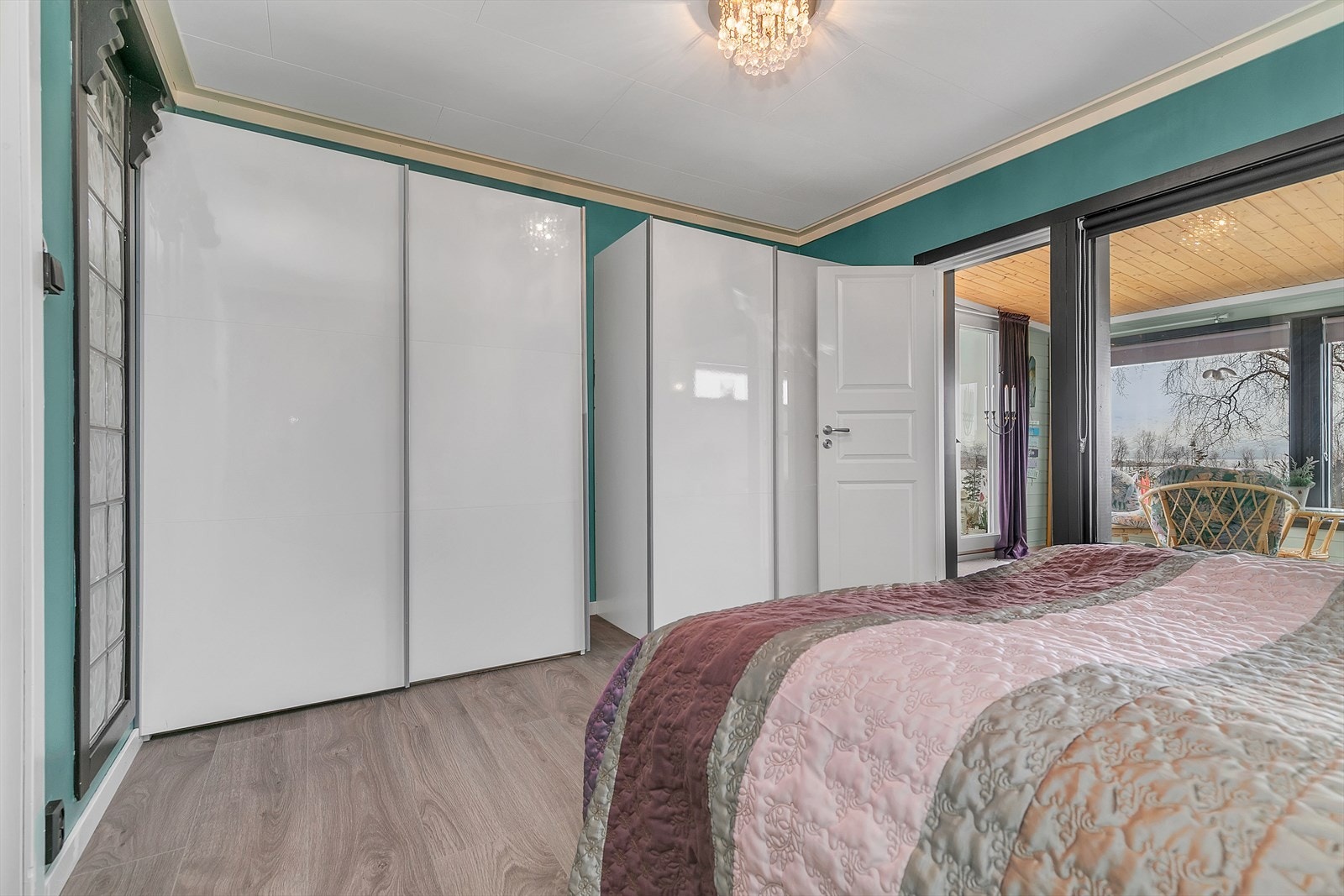 1. etasje - Soverom 1 har godt med skapplass Galleribilde