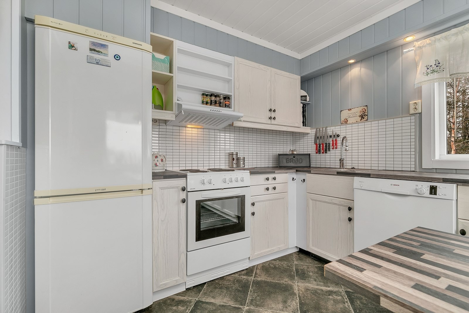 1. etasje - Kjøkkeninnredning med profilerte fronter og
laminat benkeplate Galleribilde