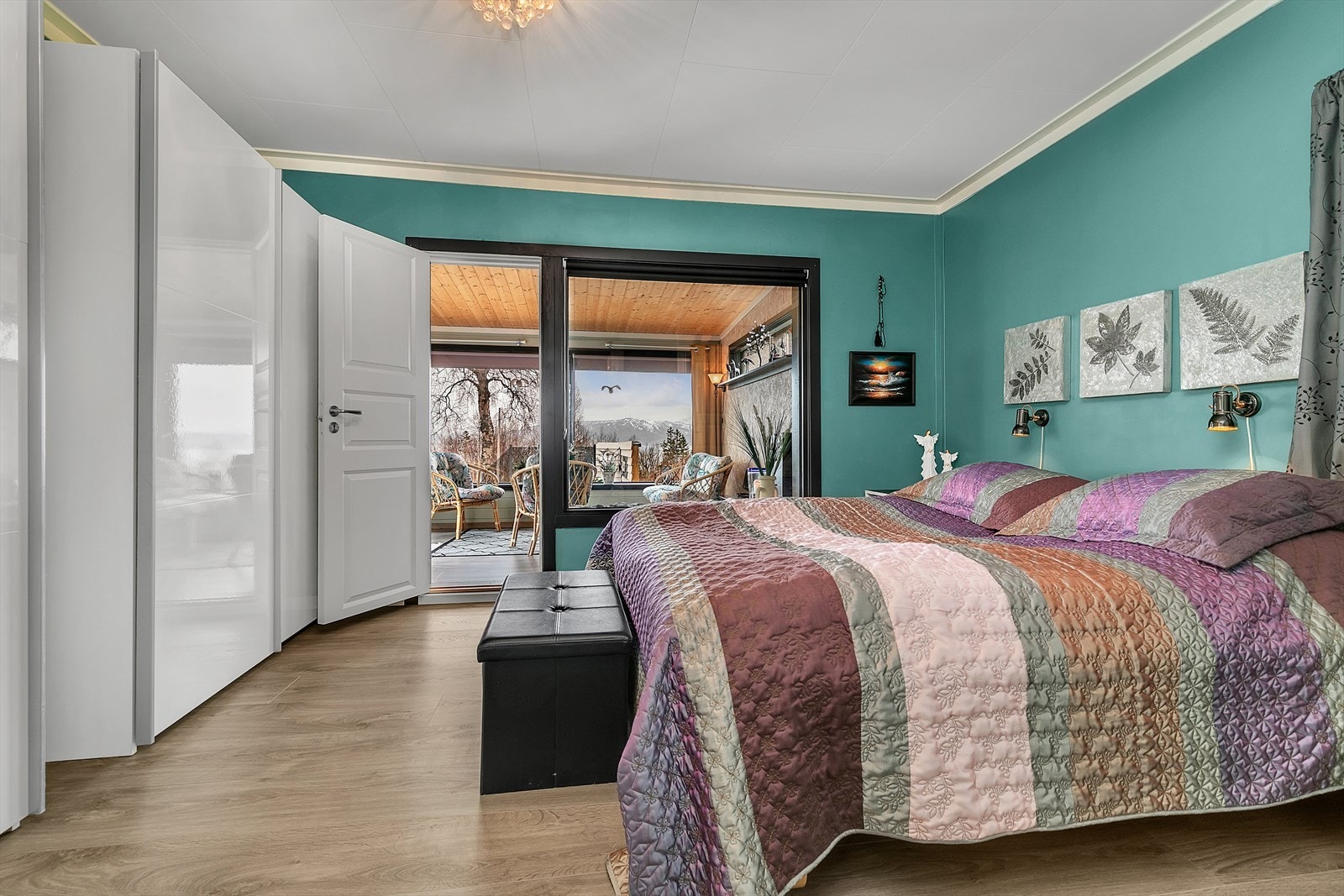 1. etasje - Soverom 1, her er det utgang til vinterhage Galleribilde