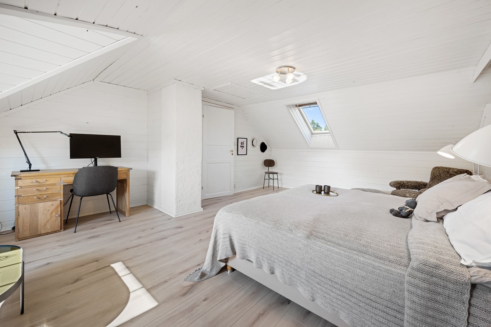 Soverom 3 med tilgang til uinnredet kaldtloft via luke Galleribilde