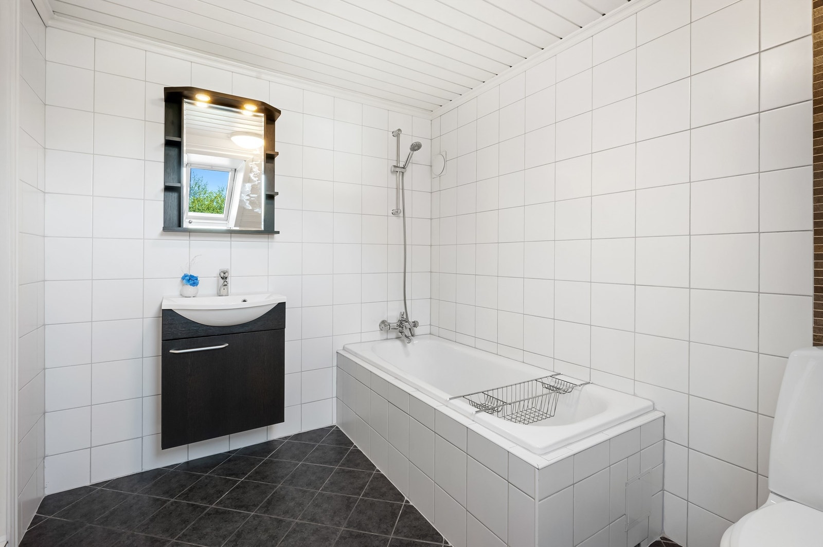 Badet har innfliset badekar med dusjarmatur - Rommet er opprinnelig byggemeldt som loftsrom Galleribilde