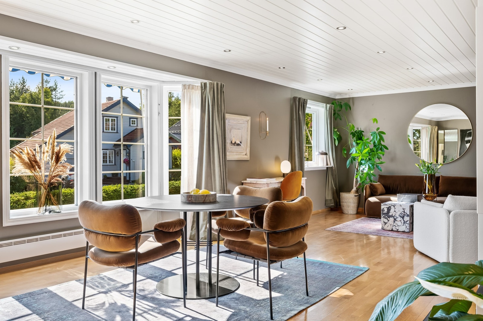 Romslig stue med god plass til flere soner Galleribilde